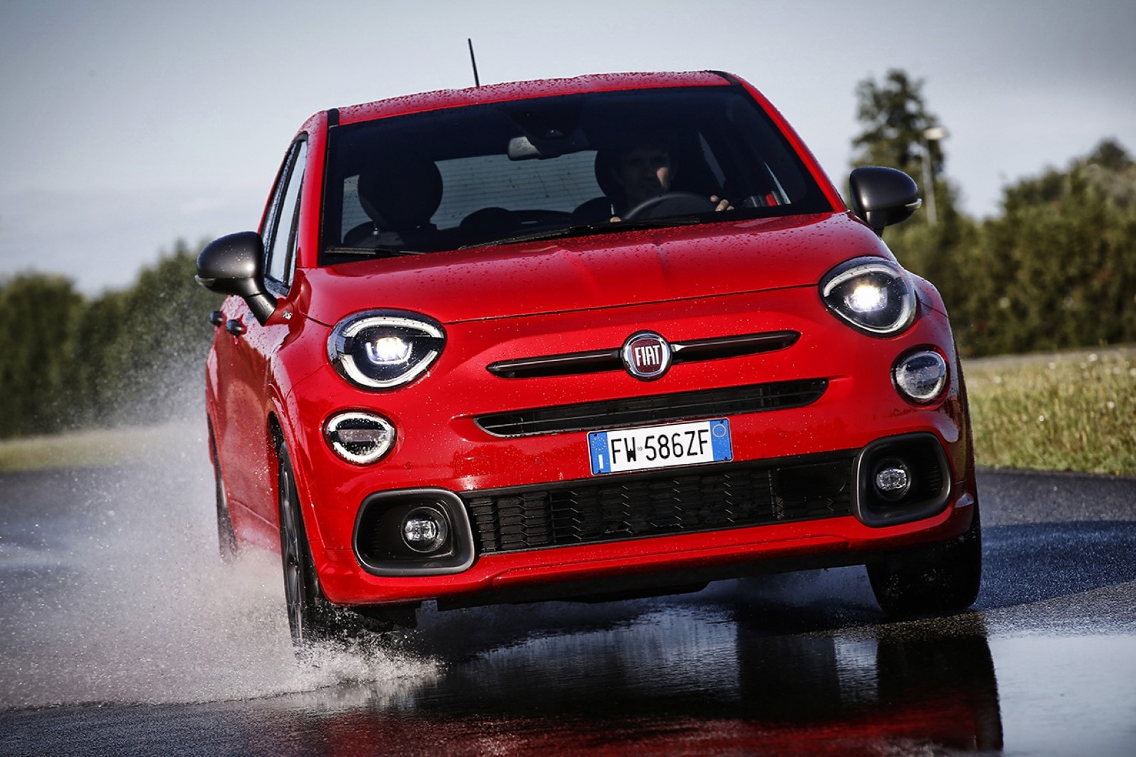 Dinámica y estilizada frontal del Fiat 500X en movimiento.