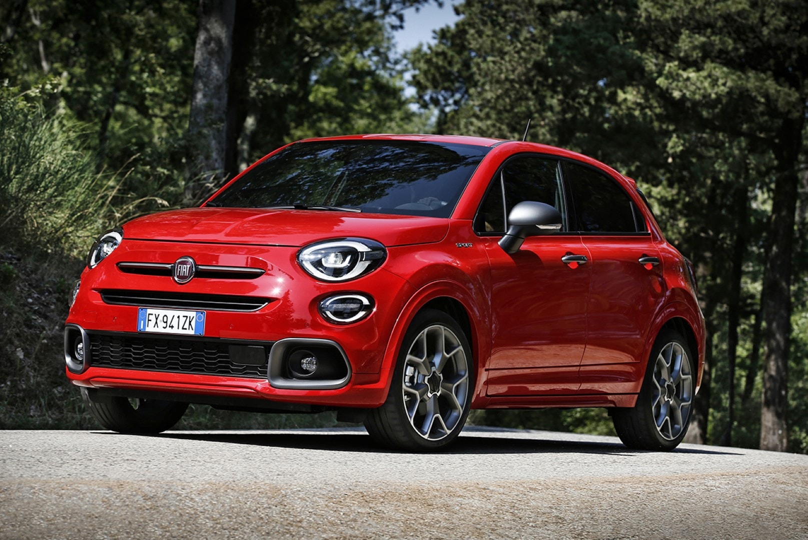 Vista diagonal del Fiat 500X en tono rojo, destacando su diseño urbano.