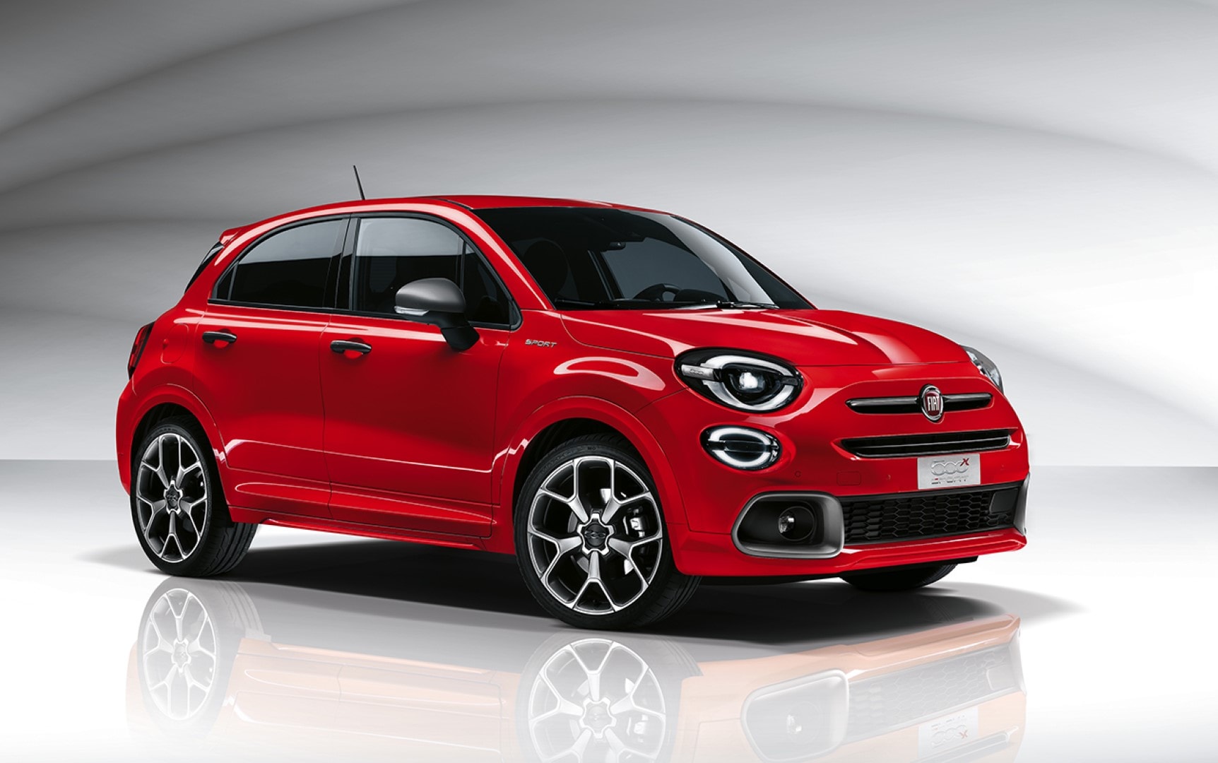 Perfil lateral del Fiat 500X color rojo, mostrando proporciones y ruedas deportivas.