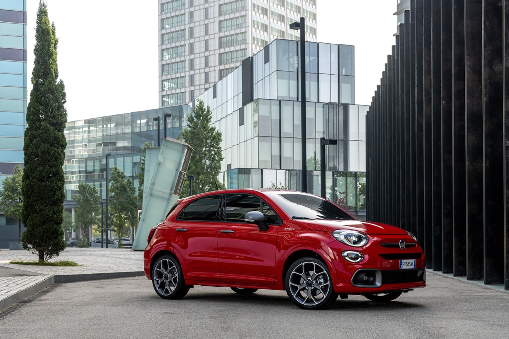 Perfil delantero del Fiat 500X rojo, resaltando las líneas modernas de su diseño.