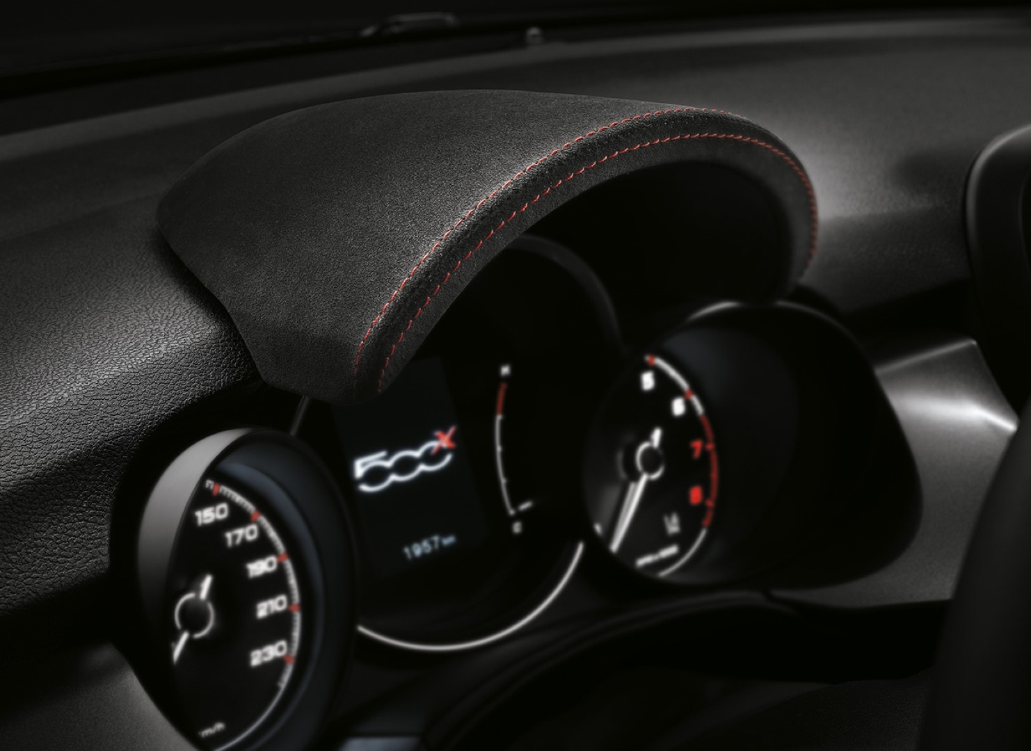 Vista del cuadro de instrumentos del 500X, con especial atención al tacómetro y velocímetro.