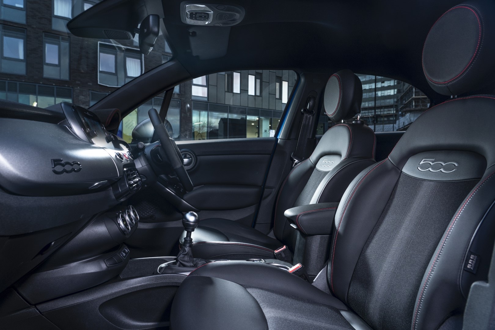 Cabina del Fiat 500X, enfocando en la calidad de sus asientos de cuero.