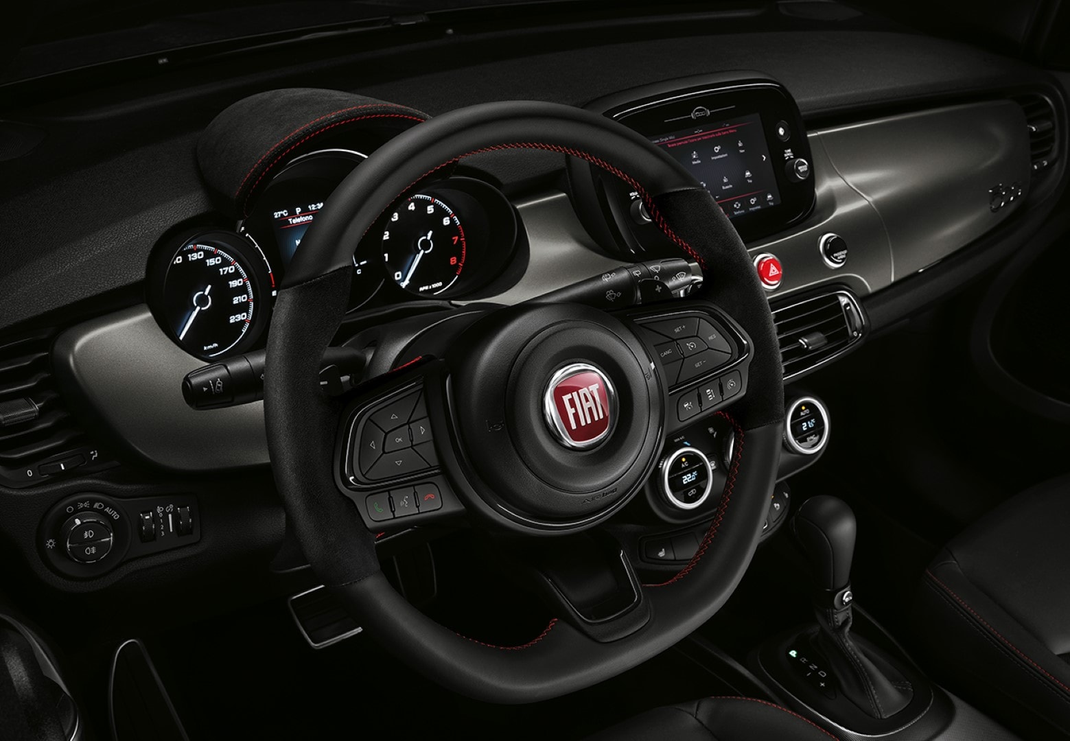Cockpit detallado del Fiat 500X, con iluminación y tecnología punta.