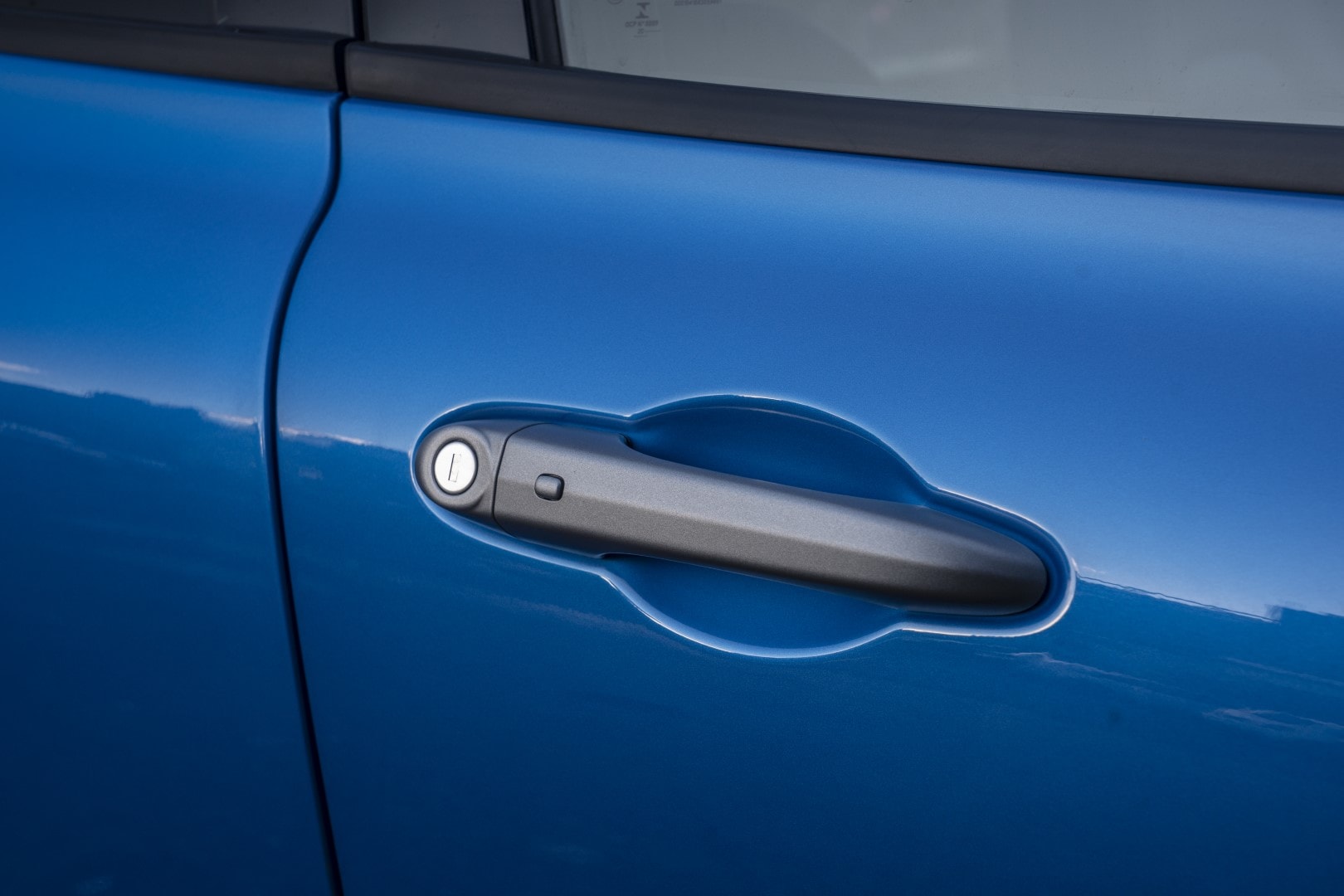 Primer plano de la manija de puerta del Fiat 500X, detalle de diseño y funcionalidad.