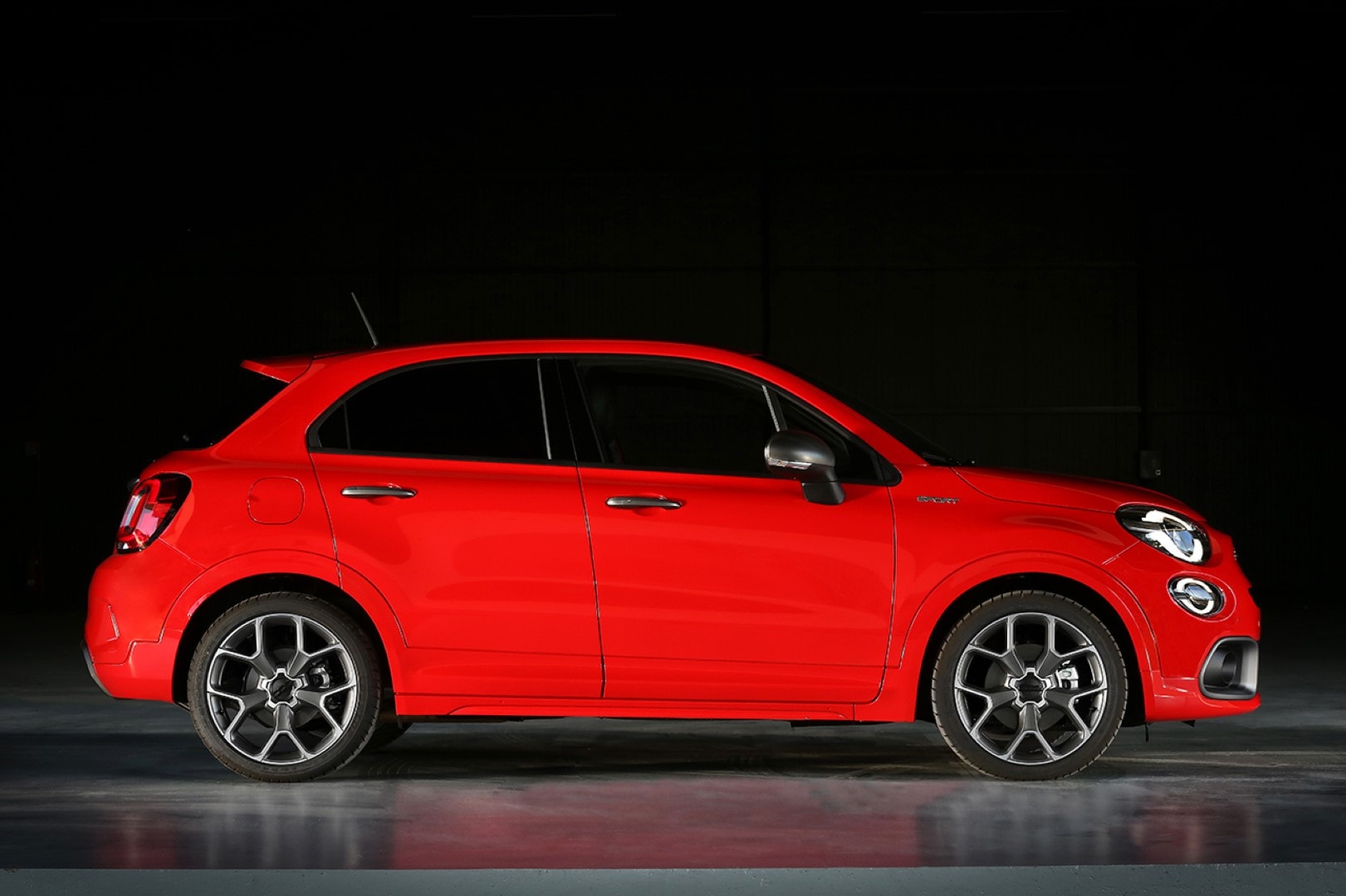 Perfil lateral del Fiat 500X rojo, donde se aprecian sus proporciones compactas.