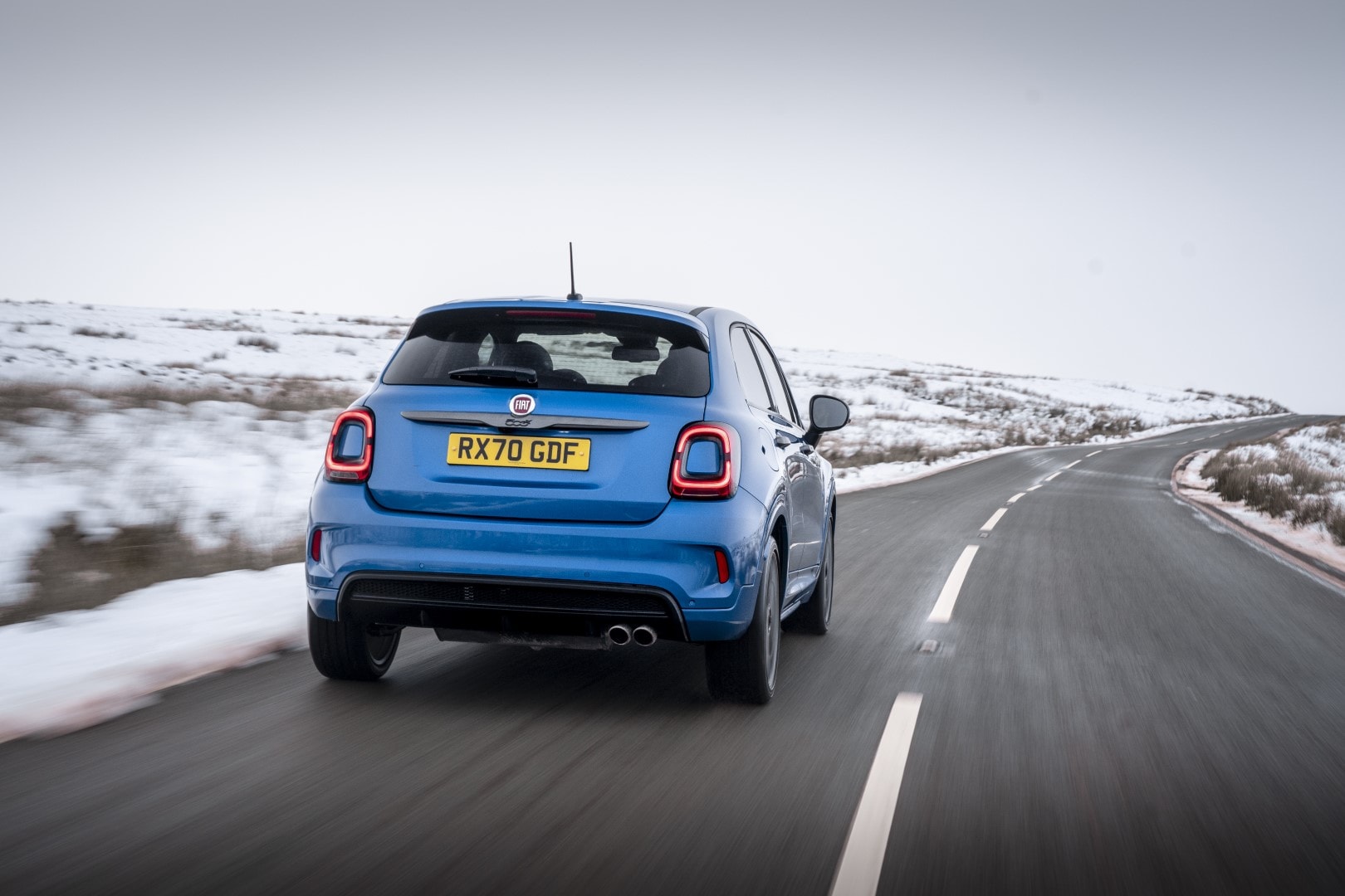Vista dinámica de la parte trasera del Fiat 500X en carretera