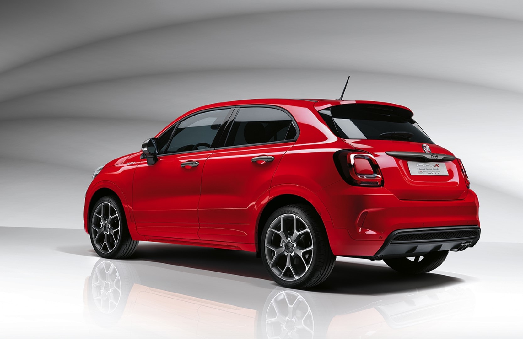 Vista posterior del Fiat 500X rojo, destacando la forma de sus ópticas y diseño.