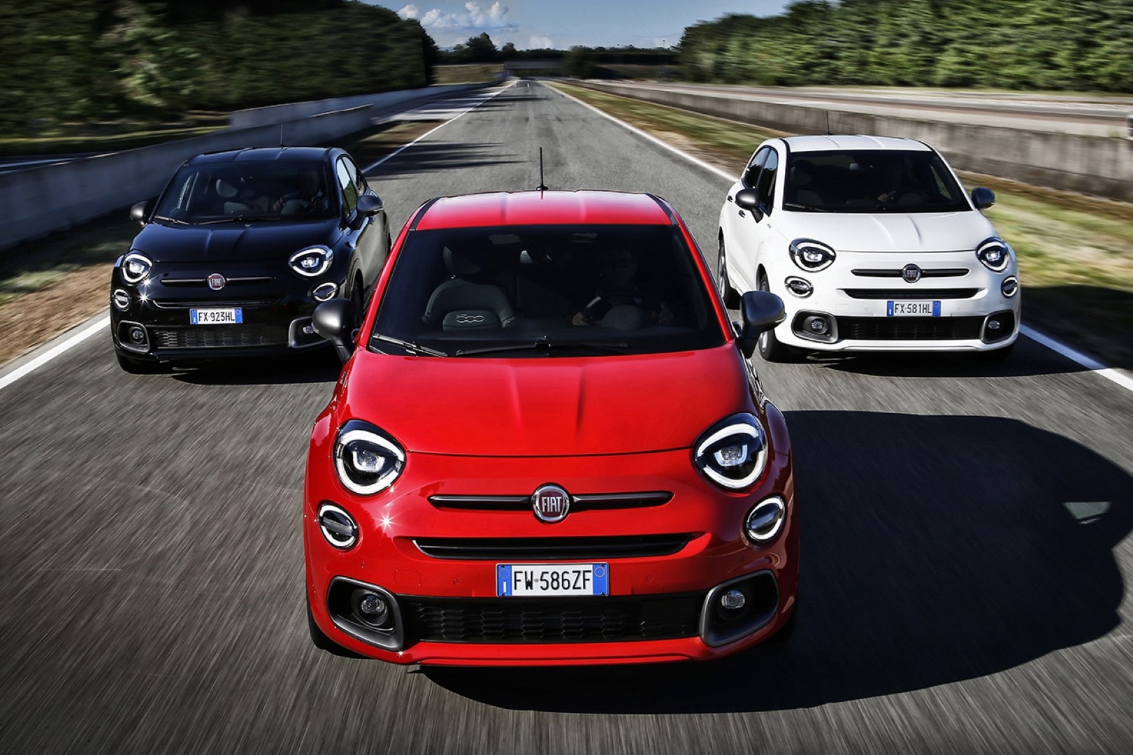 Comparativa frontal de tres Fiat 500X, ideal para apreciar diferencias sutiles.