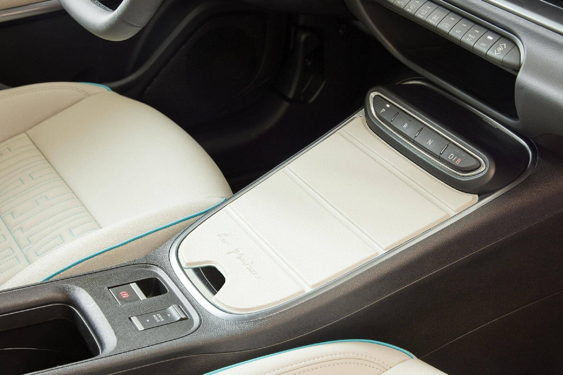 Consola central elegante del Fiat 600 con inserciones en color a contraste.