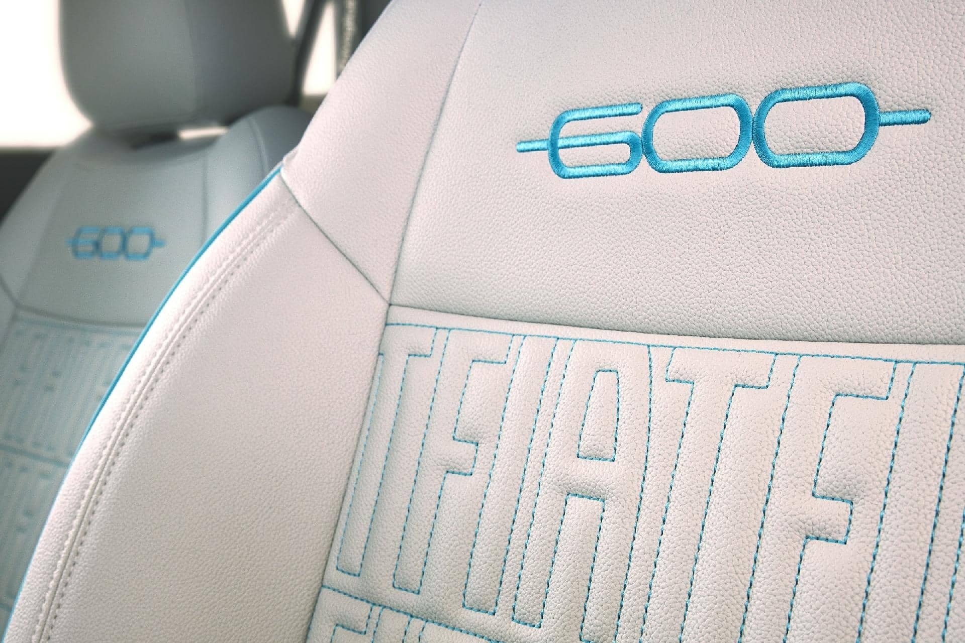 Bordado de alta calidad en el asiento del Fiat 600, con el distintivo 'e' de eléctrico.
