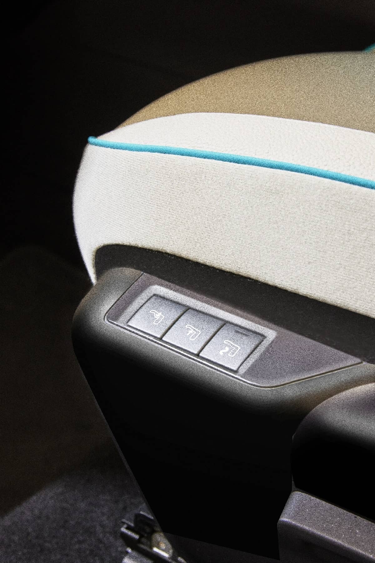 Detalle de la consola trasera del Fiat 600, con tomas USB para mayor comodidad.