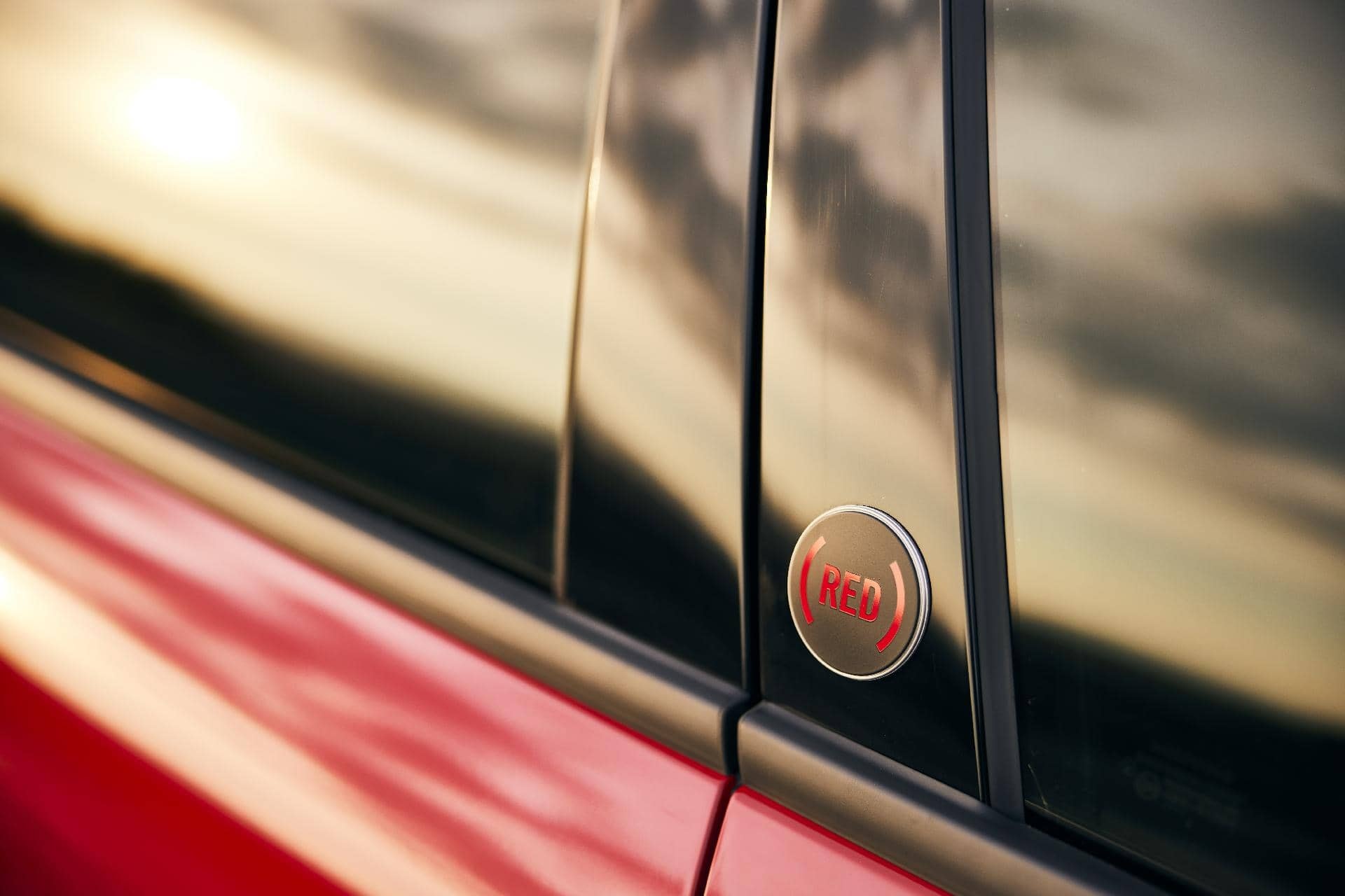 Detalle del icónico logo de Fiat en el perfil del Fiat 600.