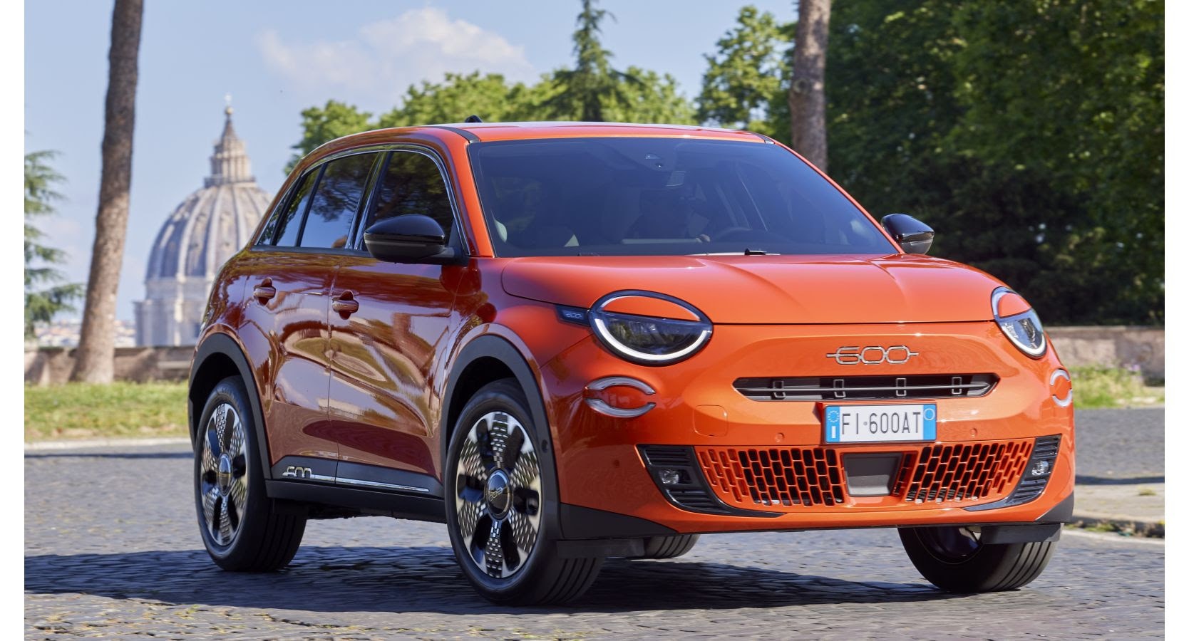 Vista delantera y lateral del Fiat 600, destacando su diseño compacto.