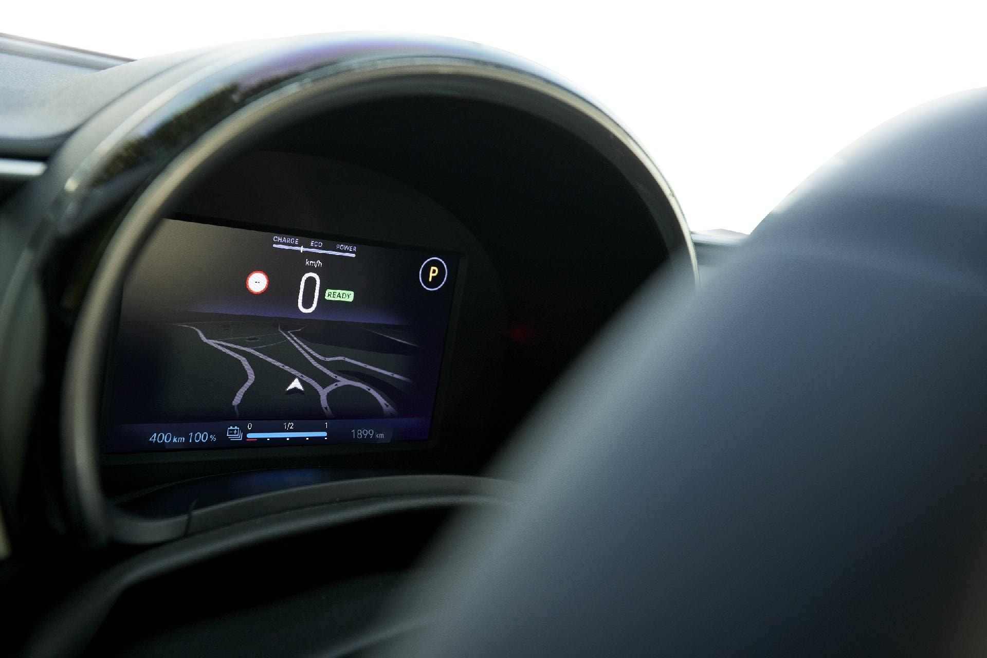 Pantalla de instrumentación digital del Fiat 600, clara y con gráficos avanzados.