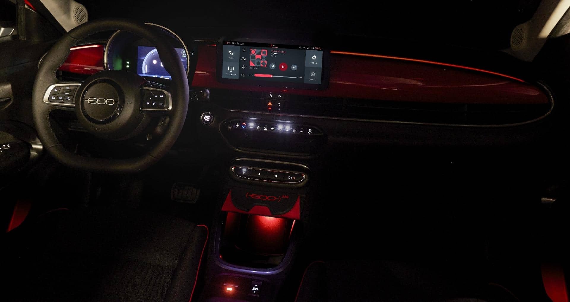 Vista nocturna de la instrumentación del Fiat 600, resaltando su tecnología LED.