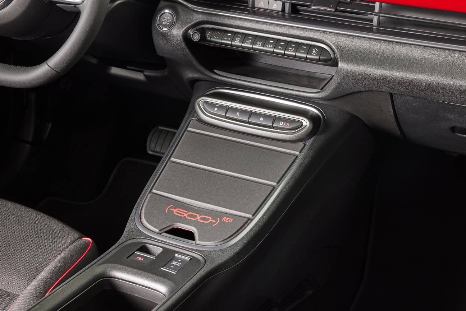 Detalle de la consola central del Fiat 600e, con enfoque en la palanca de cambios.