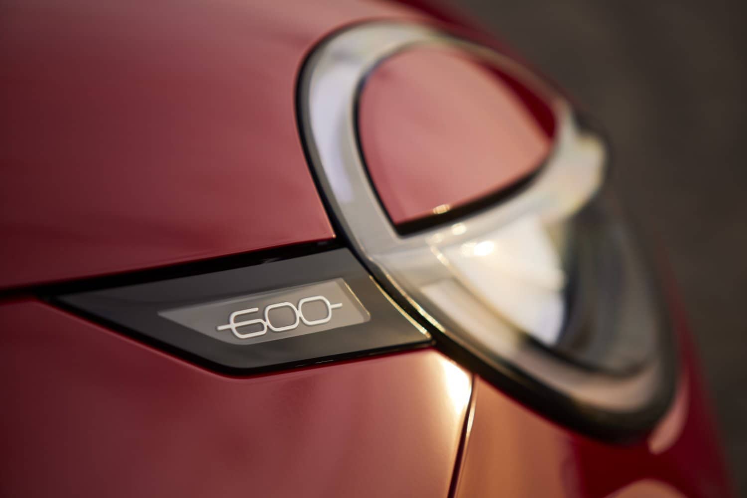 Primer plano del emblema de Fiat en el lateral del 600e.