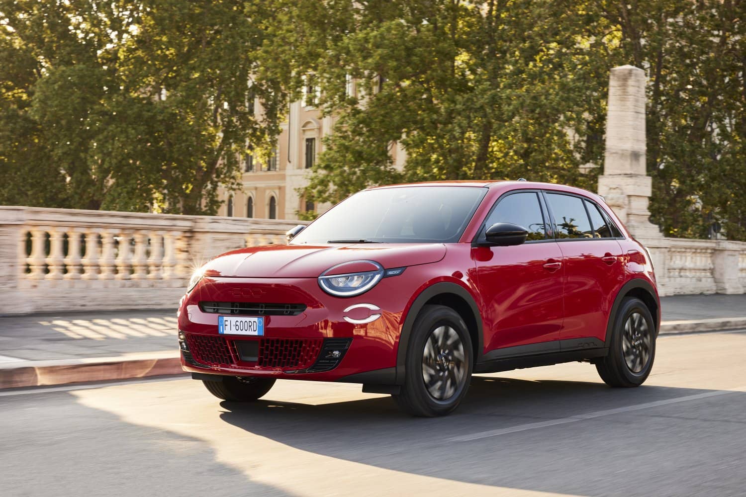 Fotografía del Fiat 600e en una plaza, destacando su diseño frontal.