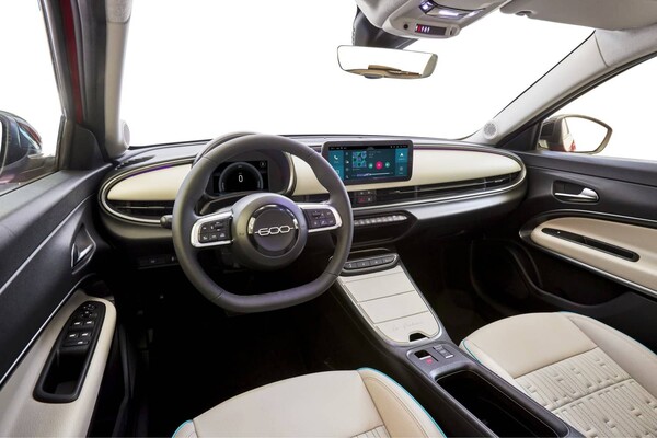 Vista interior del Fiat 600e destacando el diseño ergonómico y acabados modernos. Vista interior del Fiat 600e destacando el diseño ergonómico y acabados modernos.