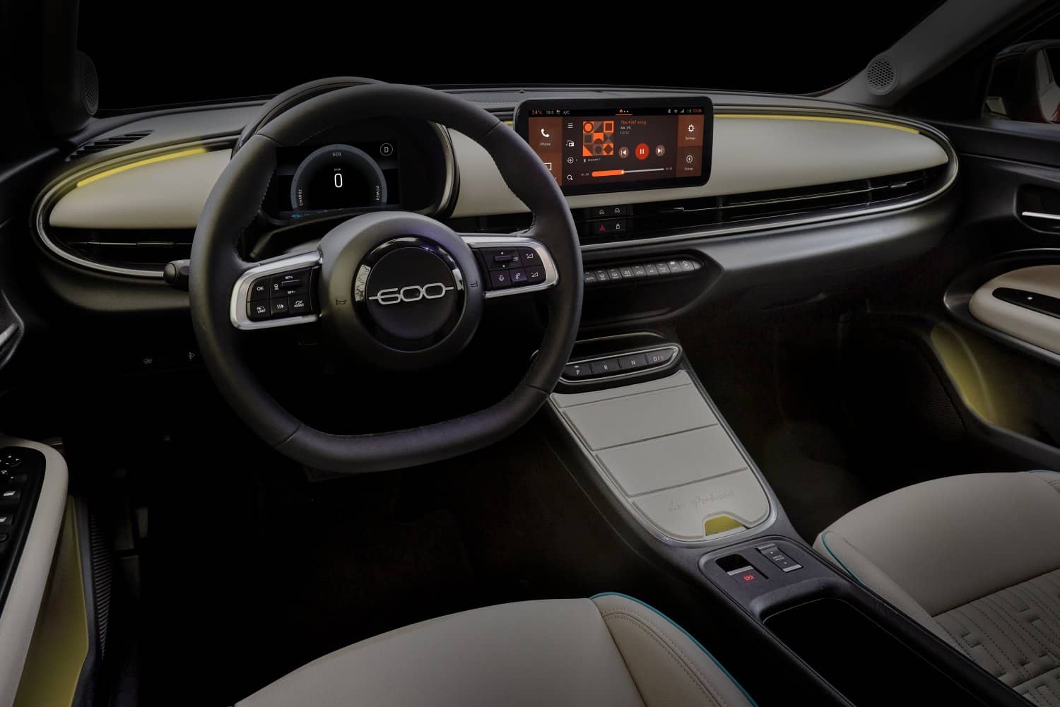 Vista moderna de la cabina del Fiat 600e, enfocada en volante y panel de instrumentos.