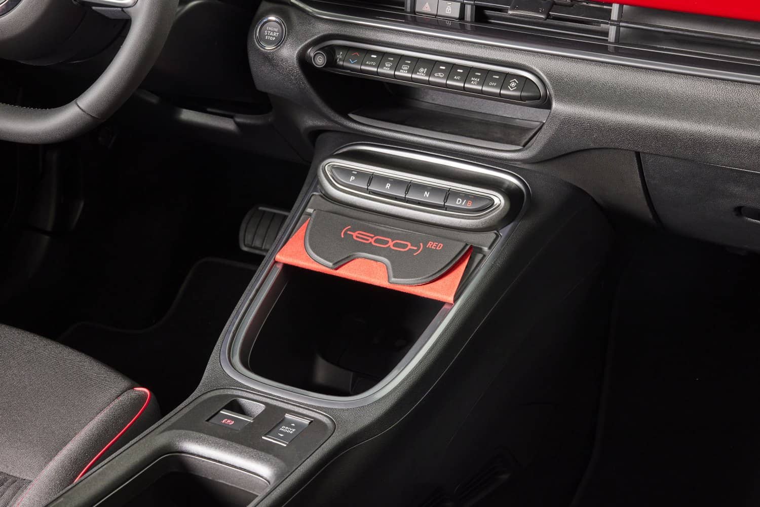 Detalle de la consola central del Fiat 600e evidenciando sus acabados y ergonomía.