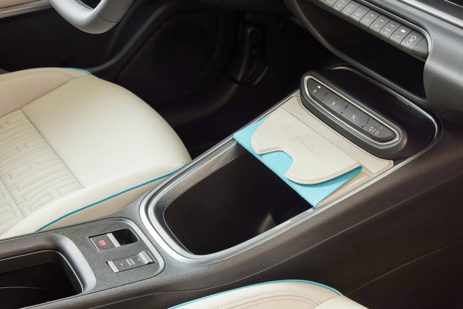 Close-up de la consola central, mostrando calidad de materiales y acabados.