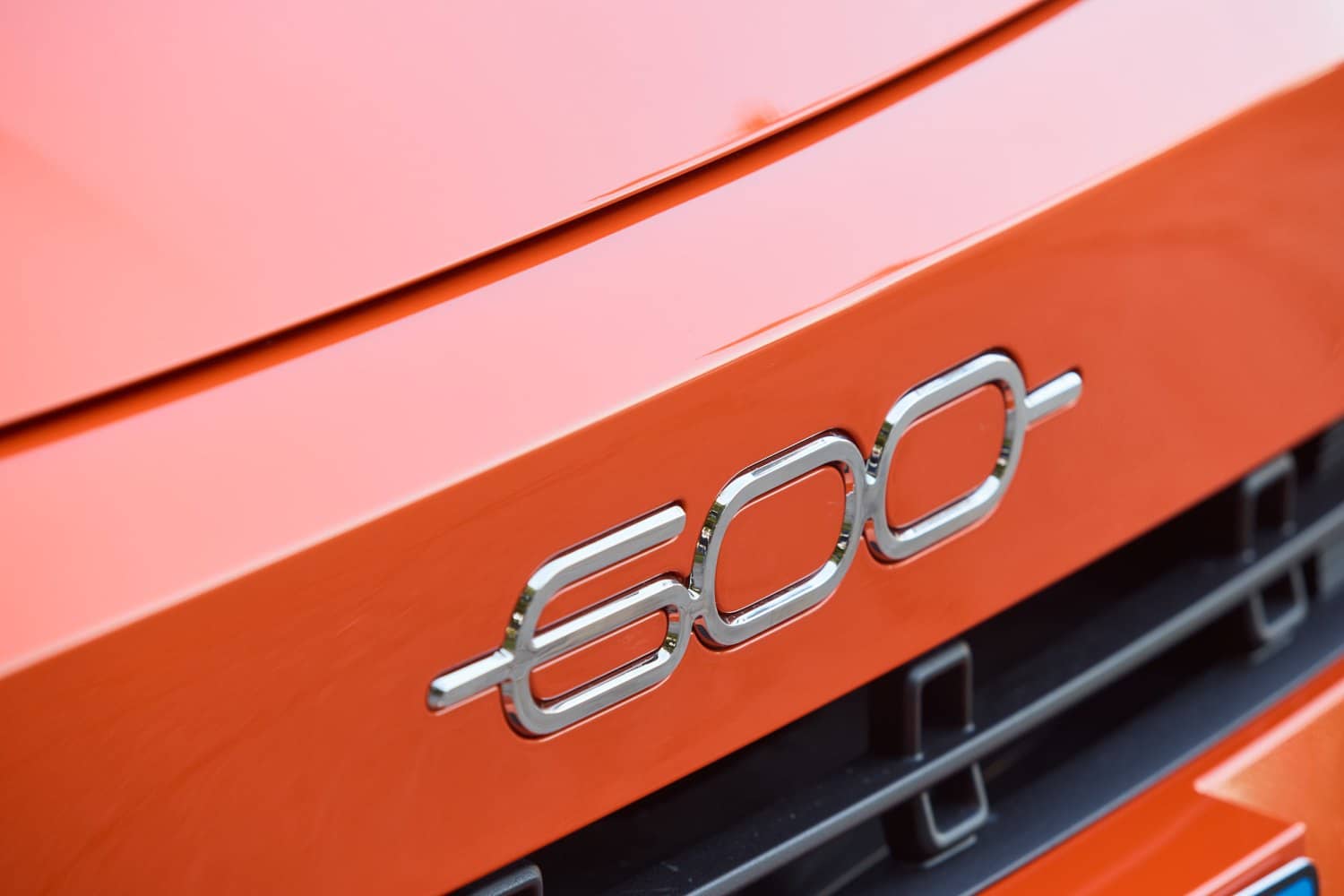 Detalle del emblema 600e que identifica el modelo del Fiat.