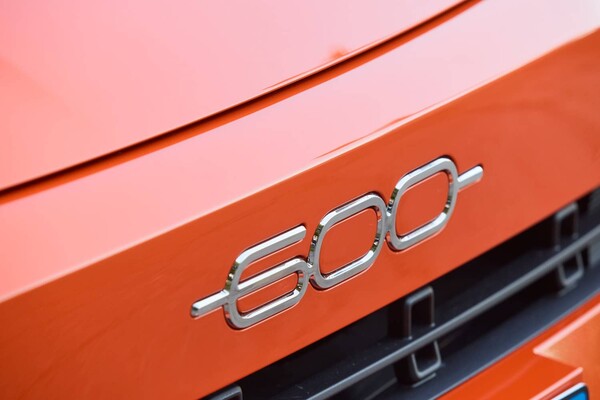 Detalle del emblema 600e que identifica el modelo del Fiat. Detalle del emblema 600e que identifica el modelo del Fiat.