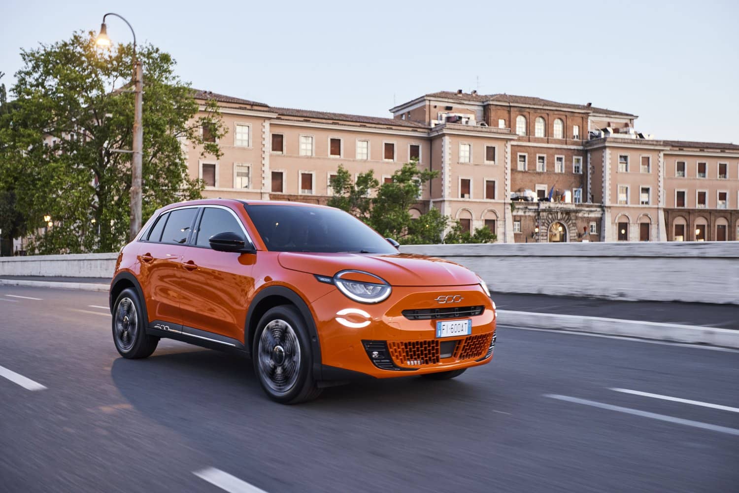 Foto dinámica del Fiat 600e circulando por la ciudad, resaltando su adaptabilidad urbana.