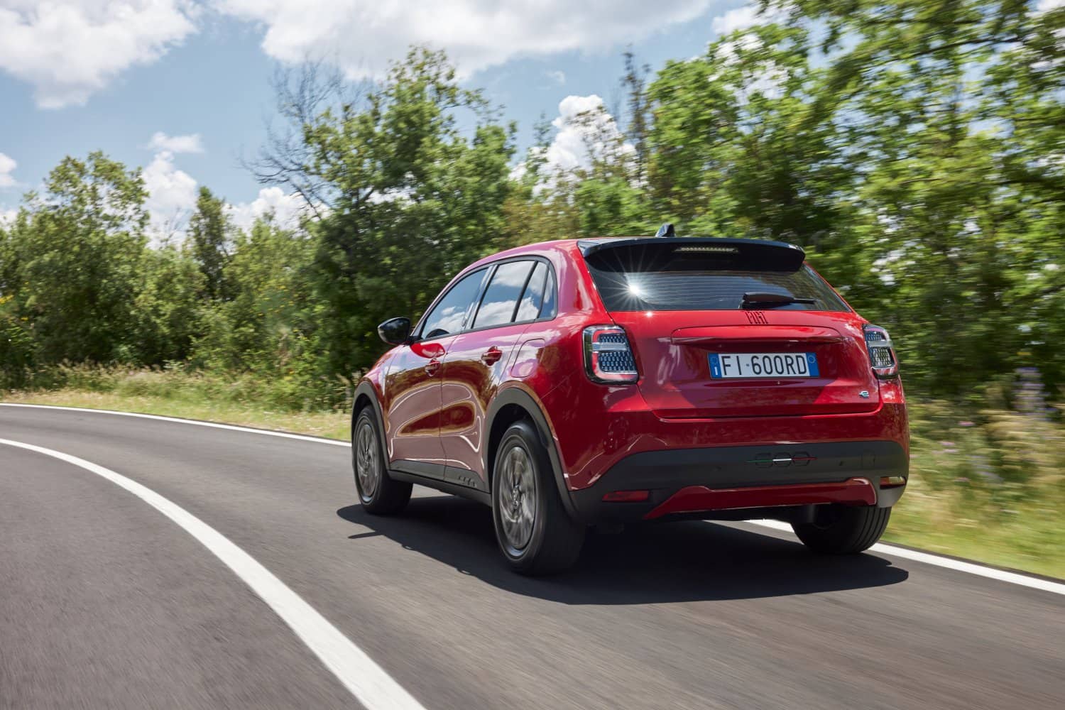 Fiat 600e en acción, mostrando su dinámica lateral y parte trasera.