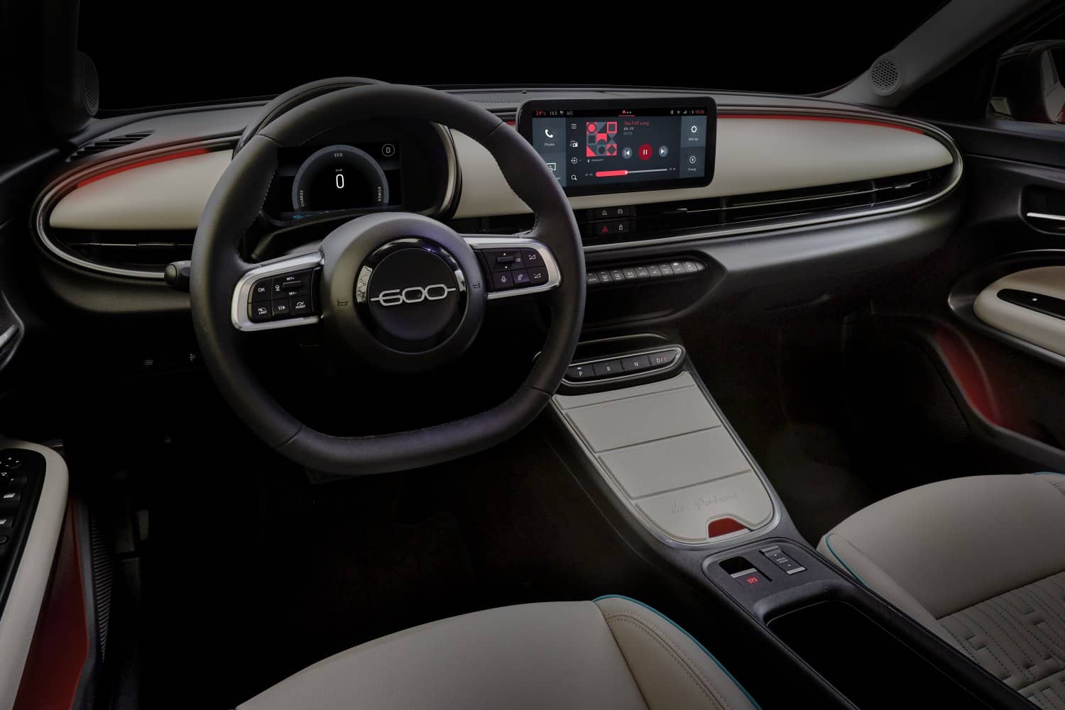 Fiat 600e aparcado en entorno urbano, resaltando su trasera y perfil.