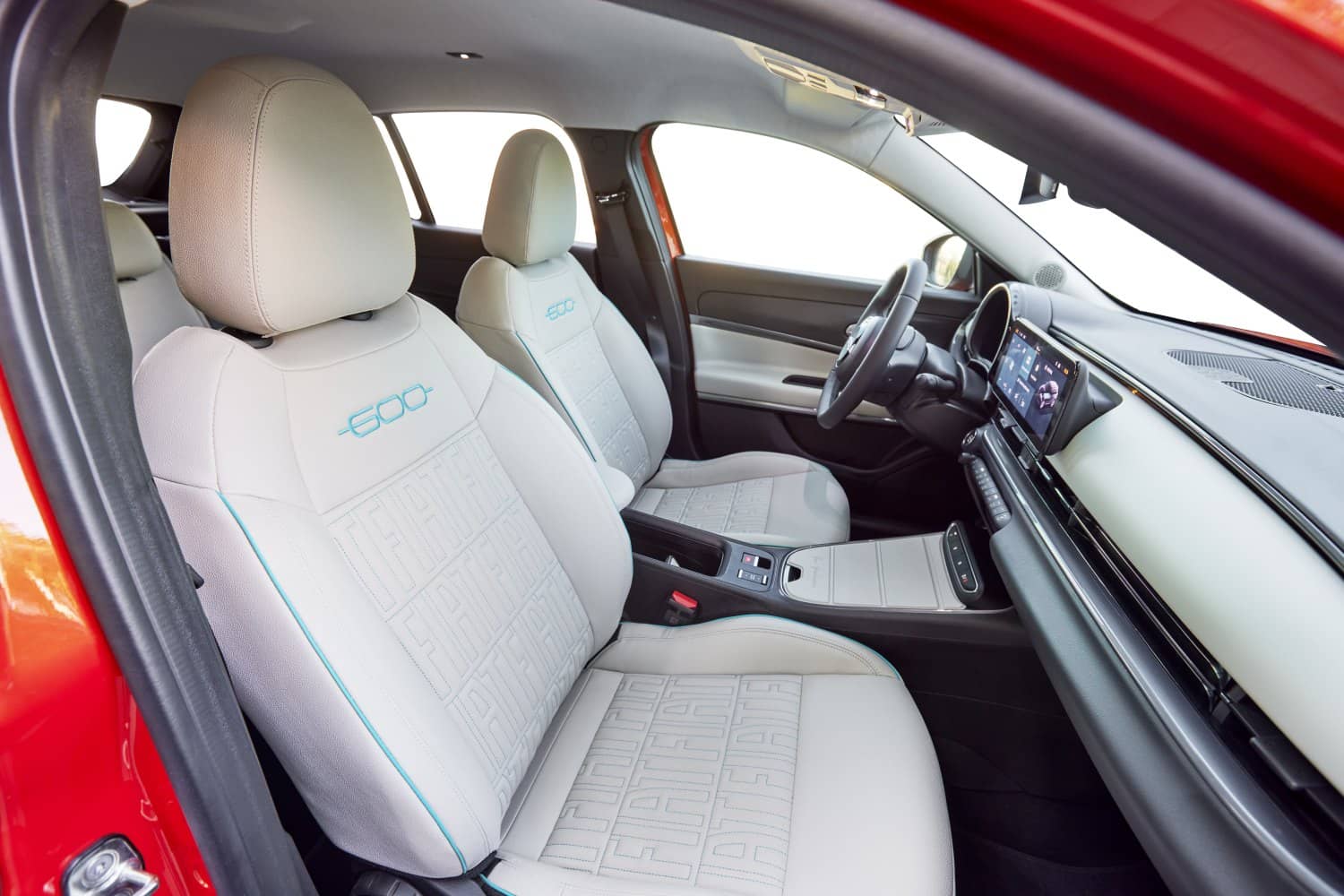 Espacio interior del Fiat 600e mostrando asientos delanteros y diseño ergonómico.