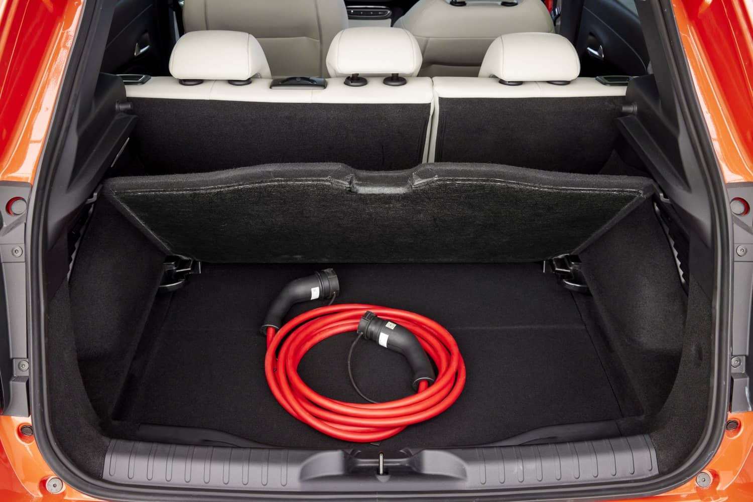 Imagen muestra maletero Fiat 600e con cable carga eléctrica.