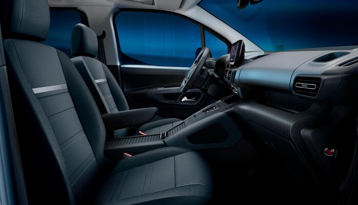 Interior moderno con enfoque en los asientos y el diseño ergonómico. Interior moderno con enfoque en los asientos y el diseño ergonómico.