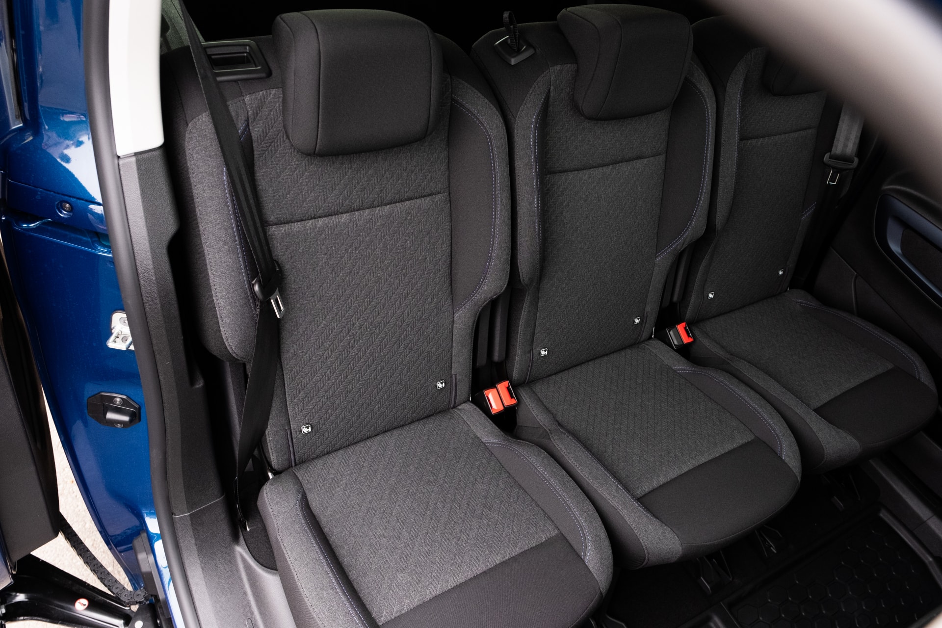 Asientos traseros del Fiat Doblò eléctrico mostrando tapicería y espacio.