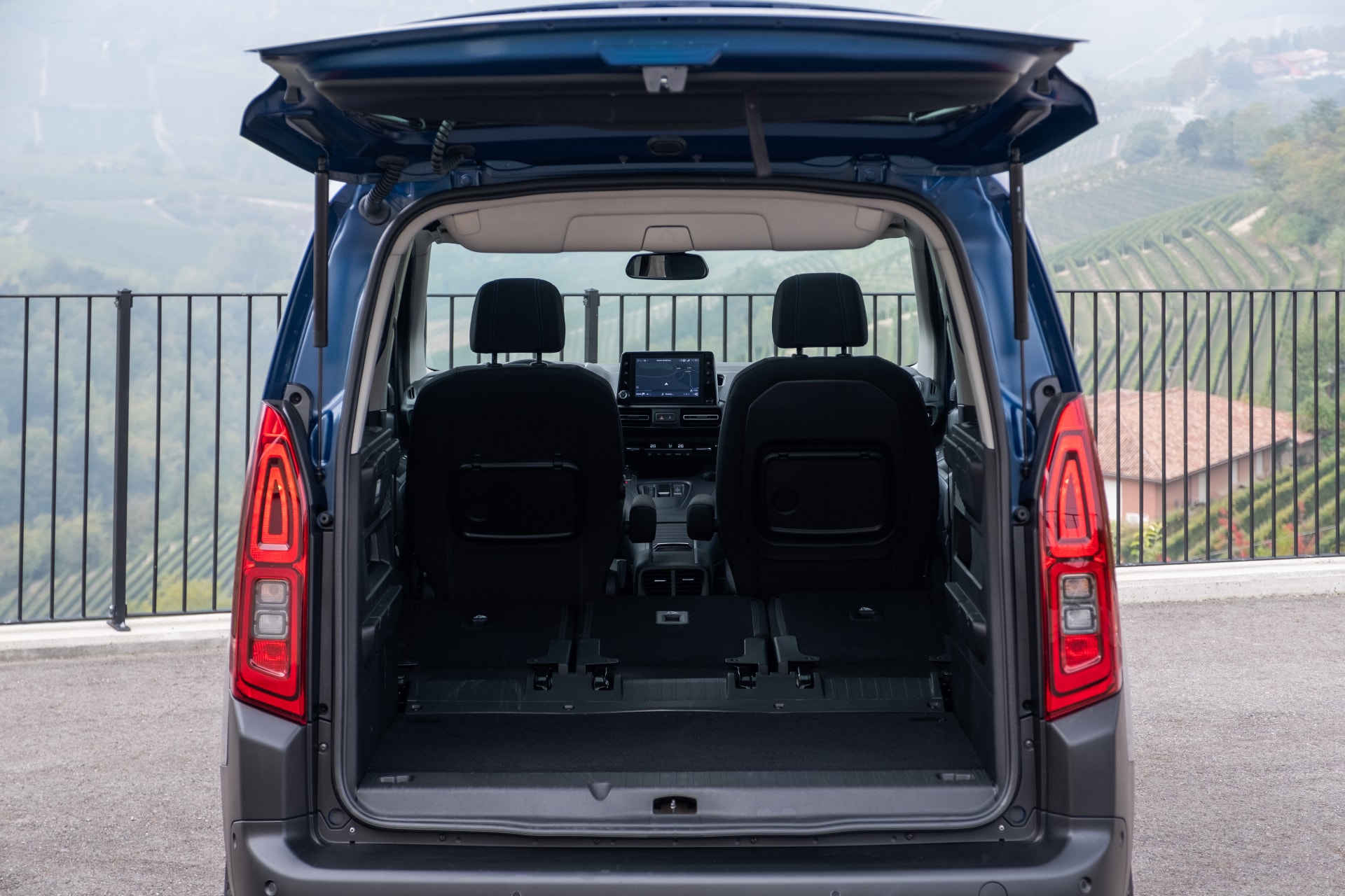 Amplio maletero con puertas abiertas que muestra su funcionalidad y espacio.