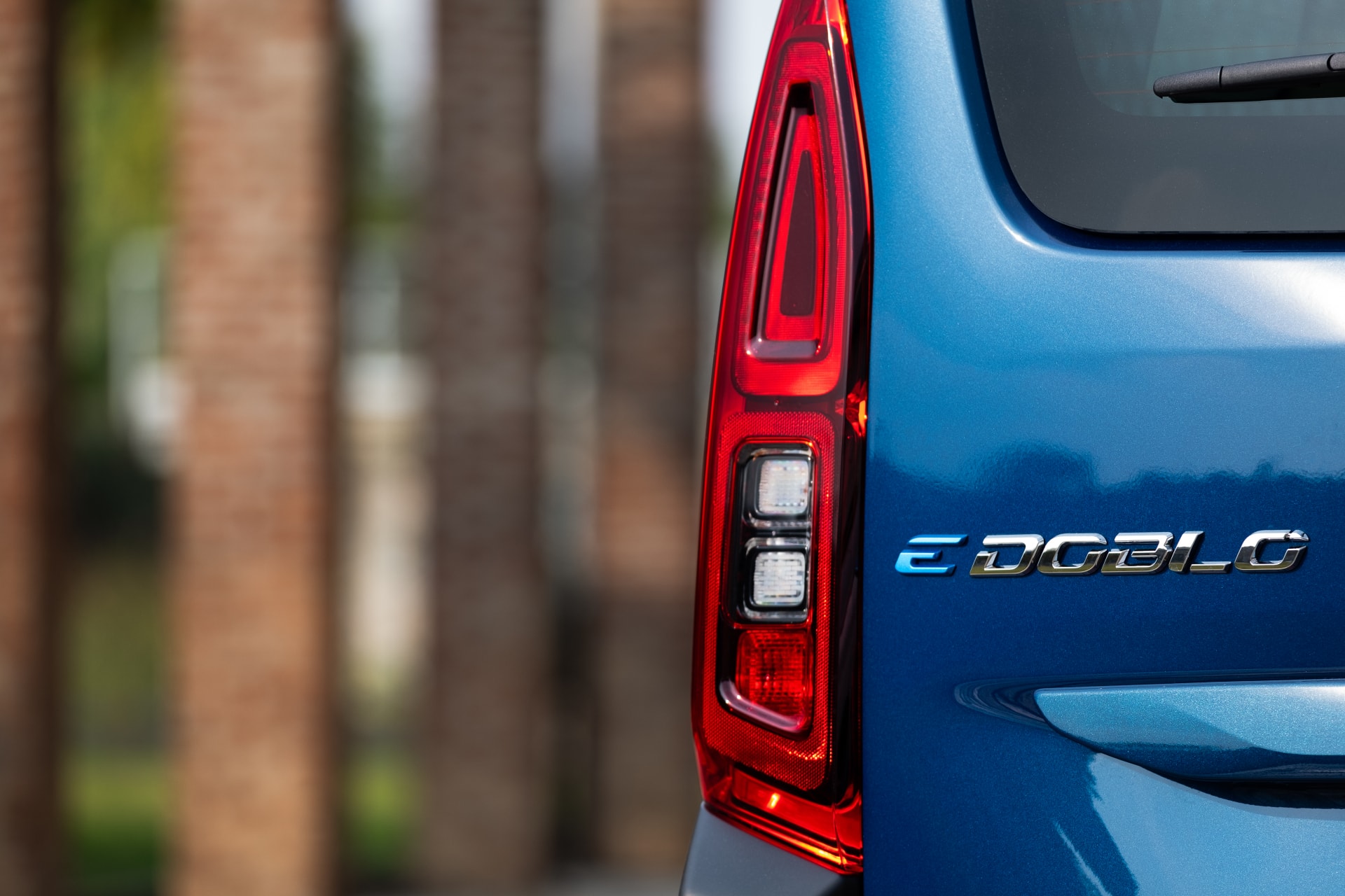 Detalle de la luz trasera y etiqueta "e-Doblò" del Fiat Doblò eléctrico.