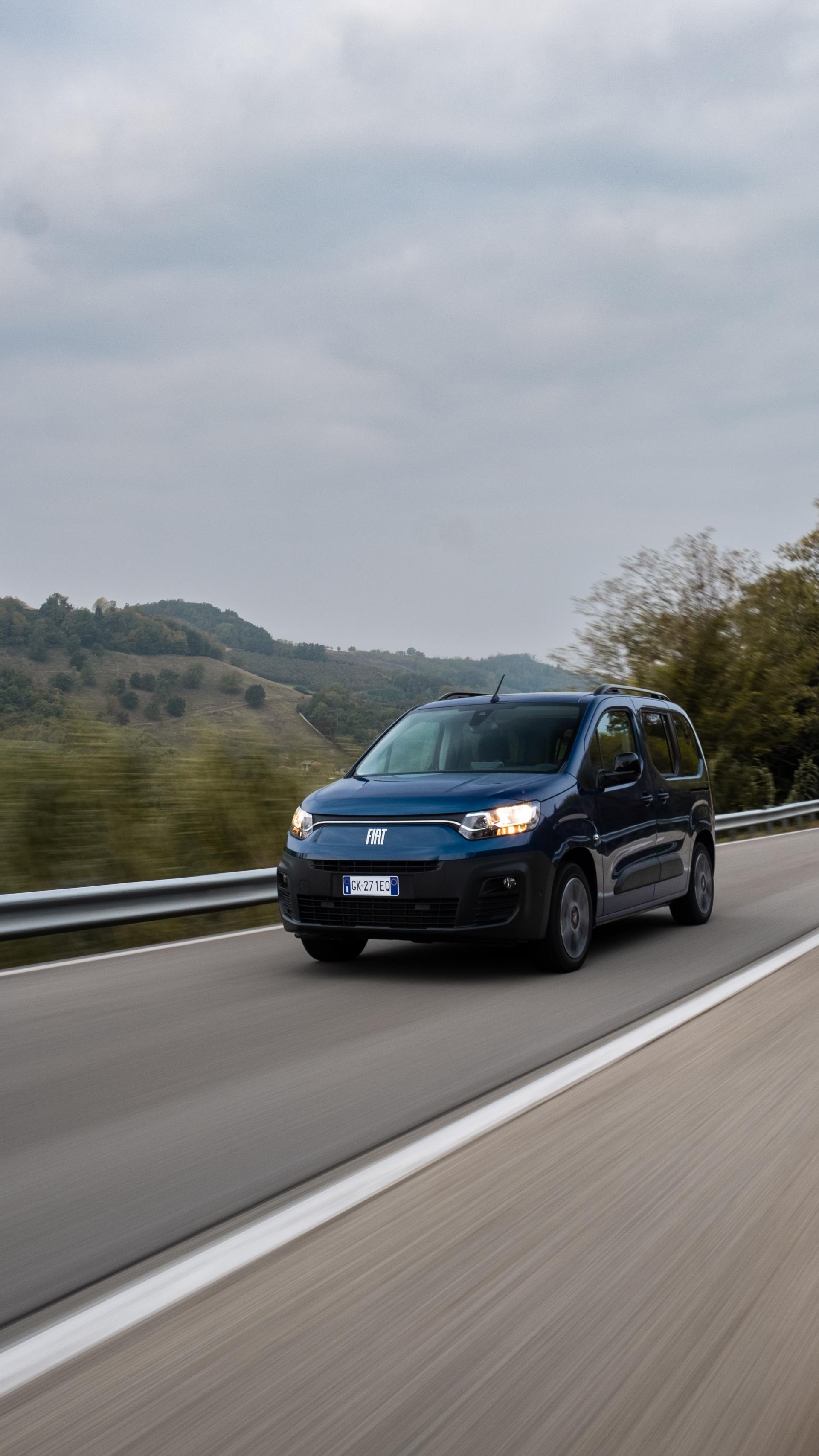 Fiat Dobló eléctrico en carretera, destacando su diseño lateral.