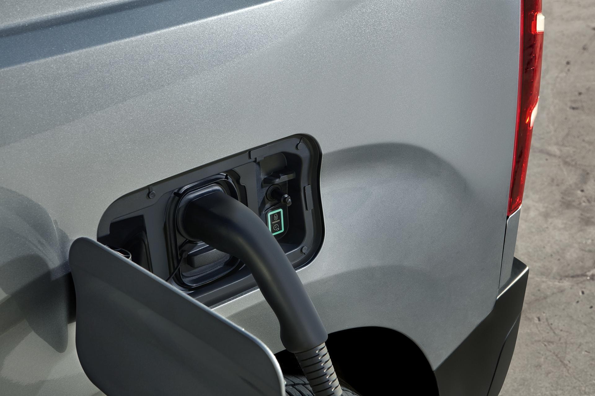 Toma de carga eléctrica del Fiat Doblò.