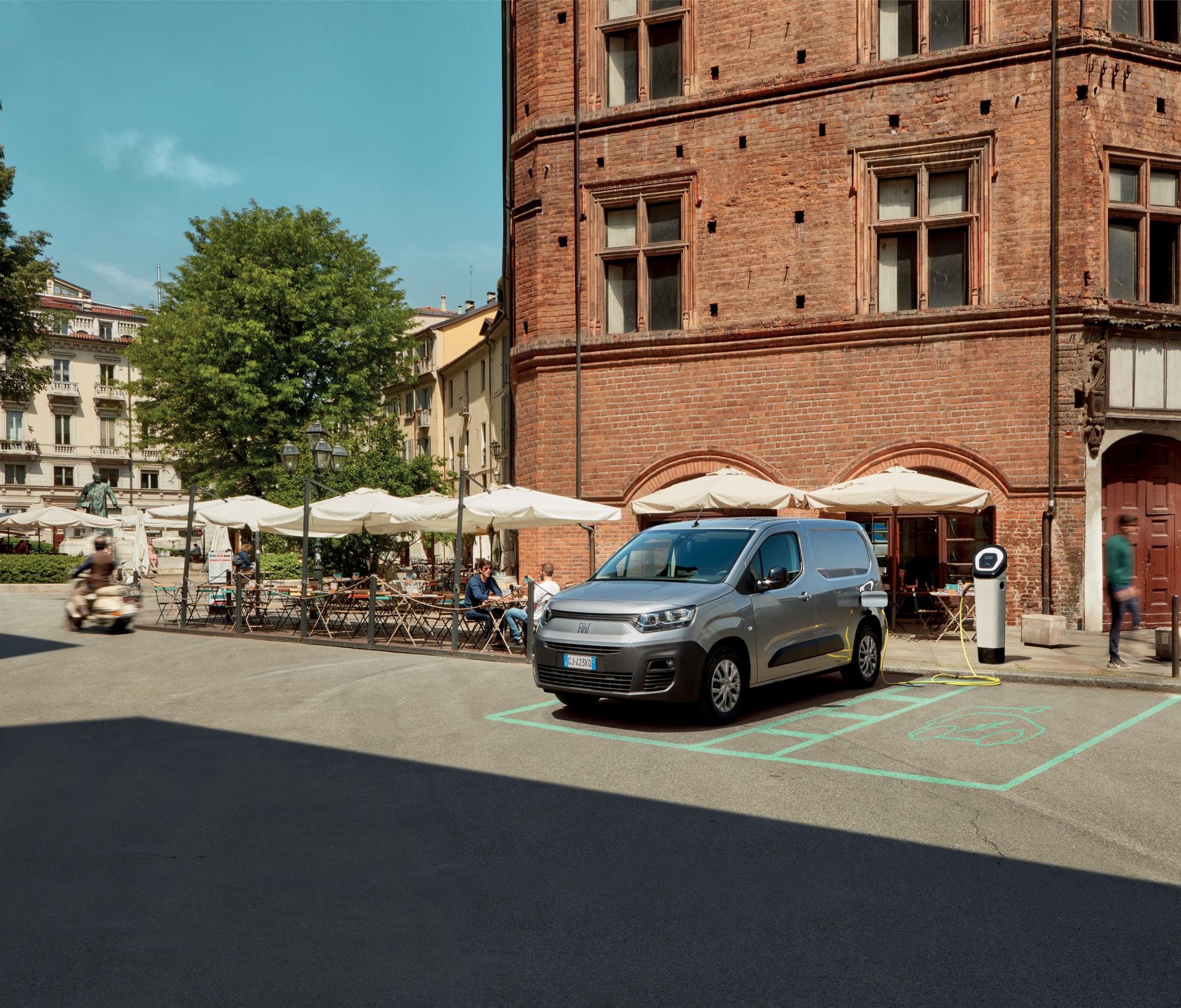Imagen lateral del Fiat Dobló eléctrico cargando en un entorno urbano.