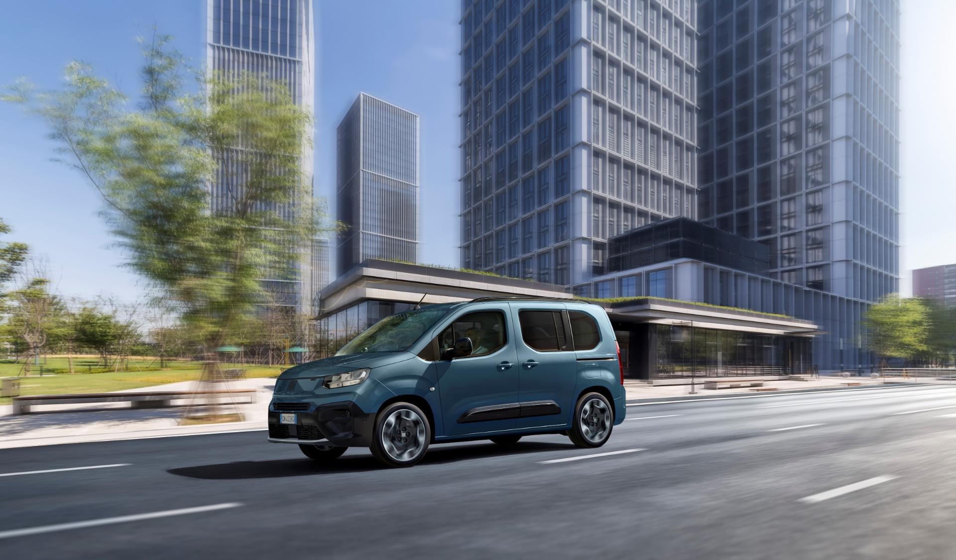 Imágenes dinámicas del Fiat Dobló eléctrico en un entorno de ciudad moderna.
