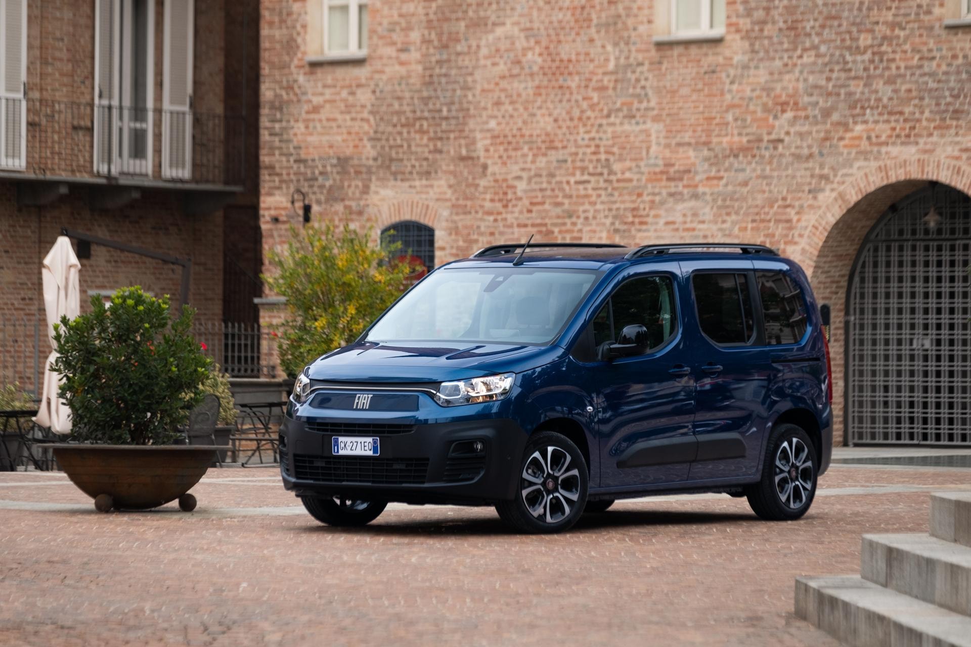 Fiat Dobló eléctrico aparcado en un entorno urbano, demostrando su versatilidad.