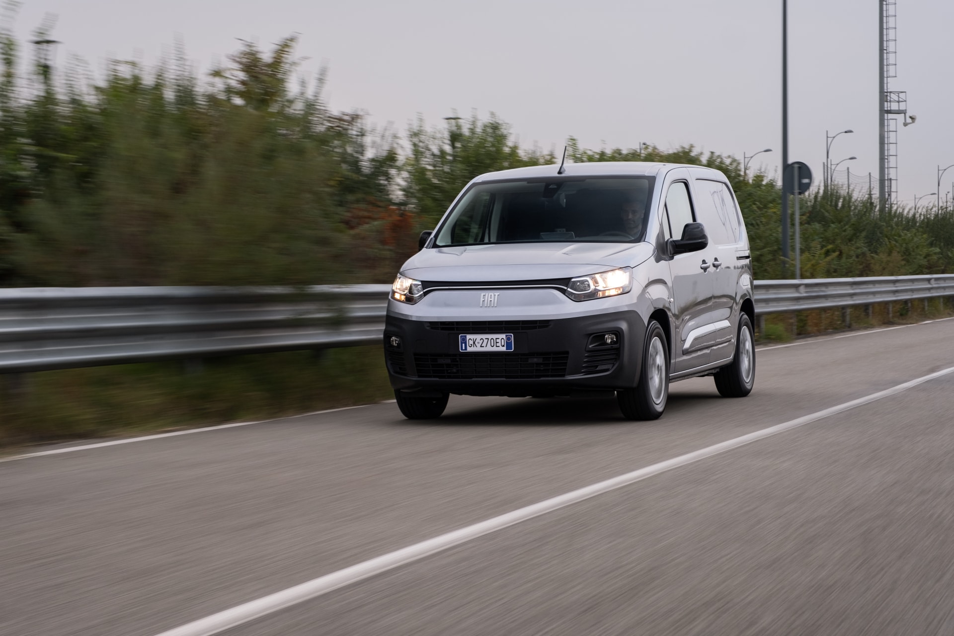 Fiat Doblò eléctrico blanco en movimiento, perspectiva frontal.