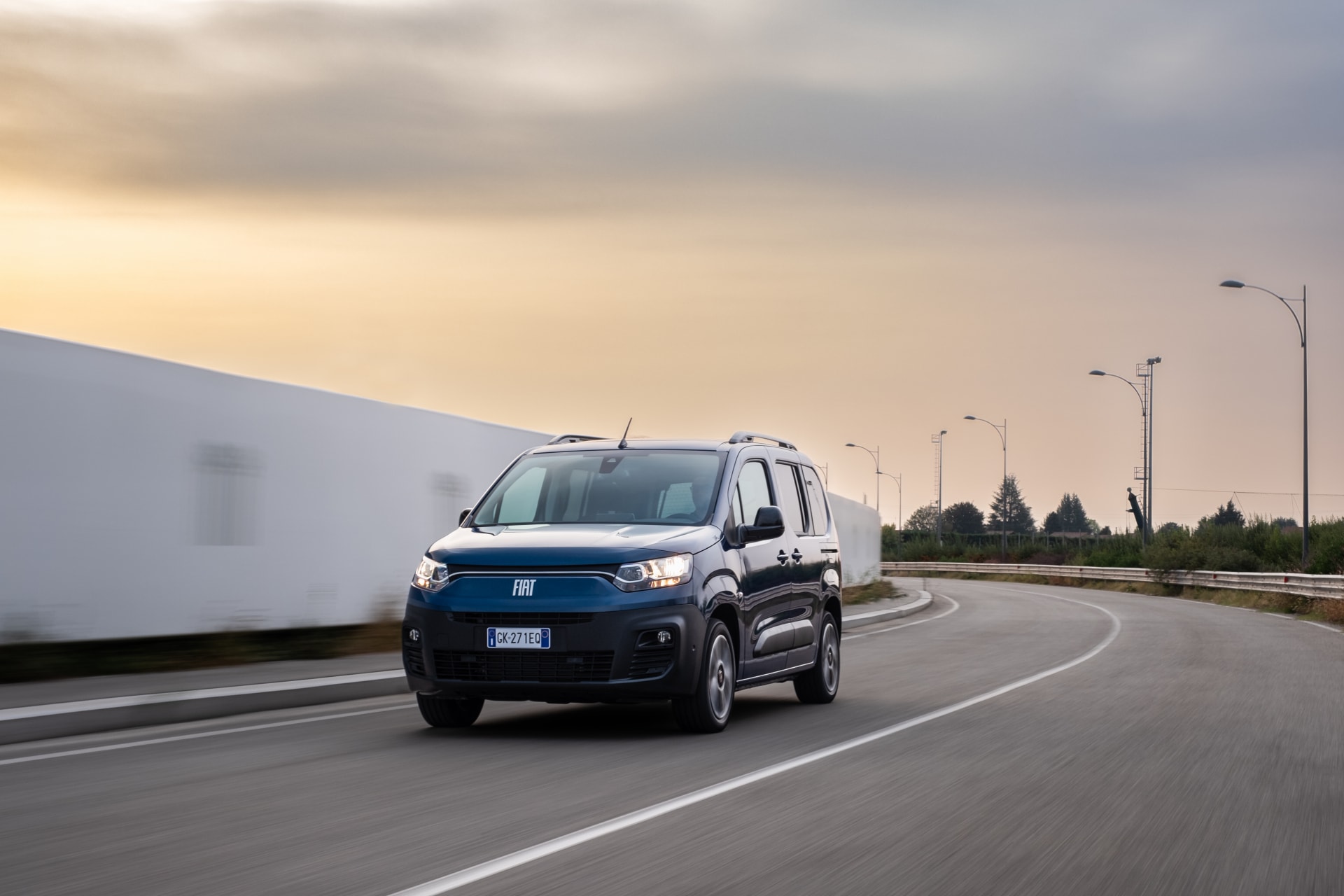 Fiat Doblò eléctrico en carretera, vista frontal en movimiento.
