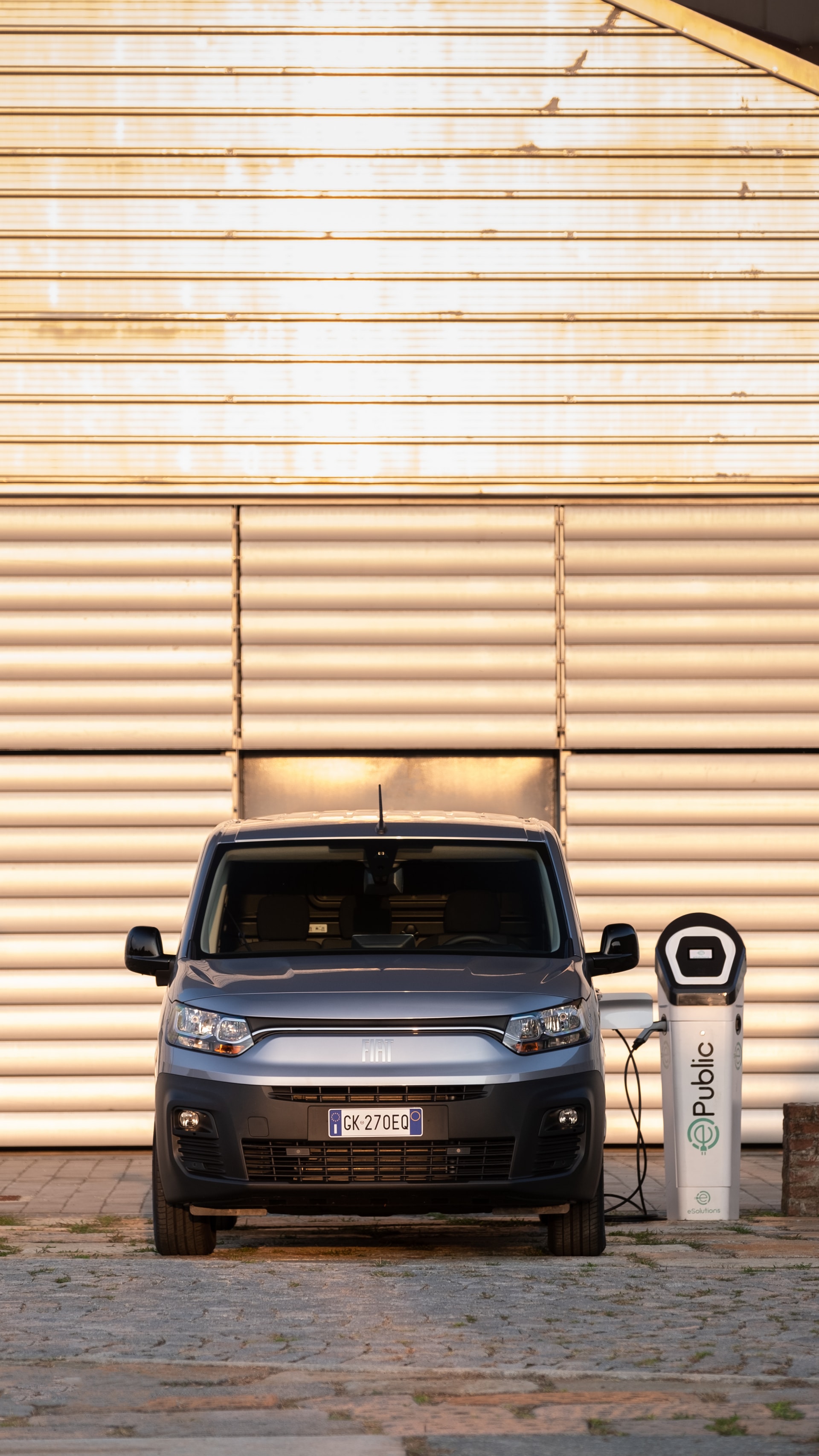 Perspectiva frontal del Fiat Dobló eléctrico en ambiente urbano.