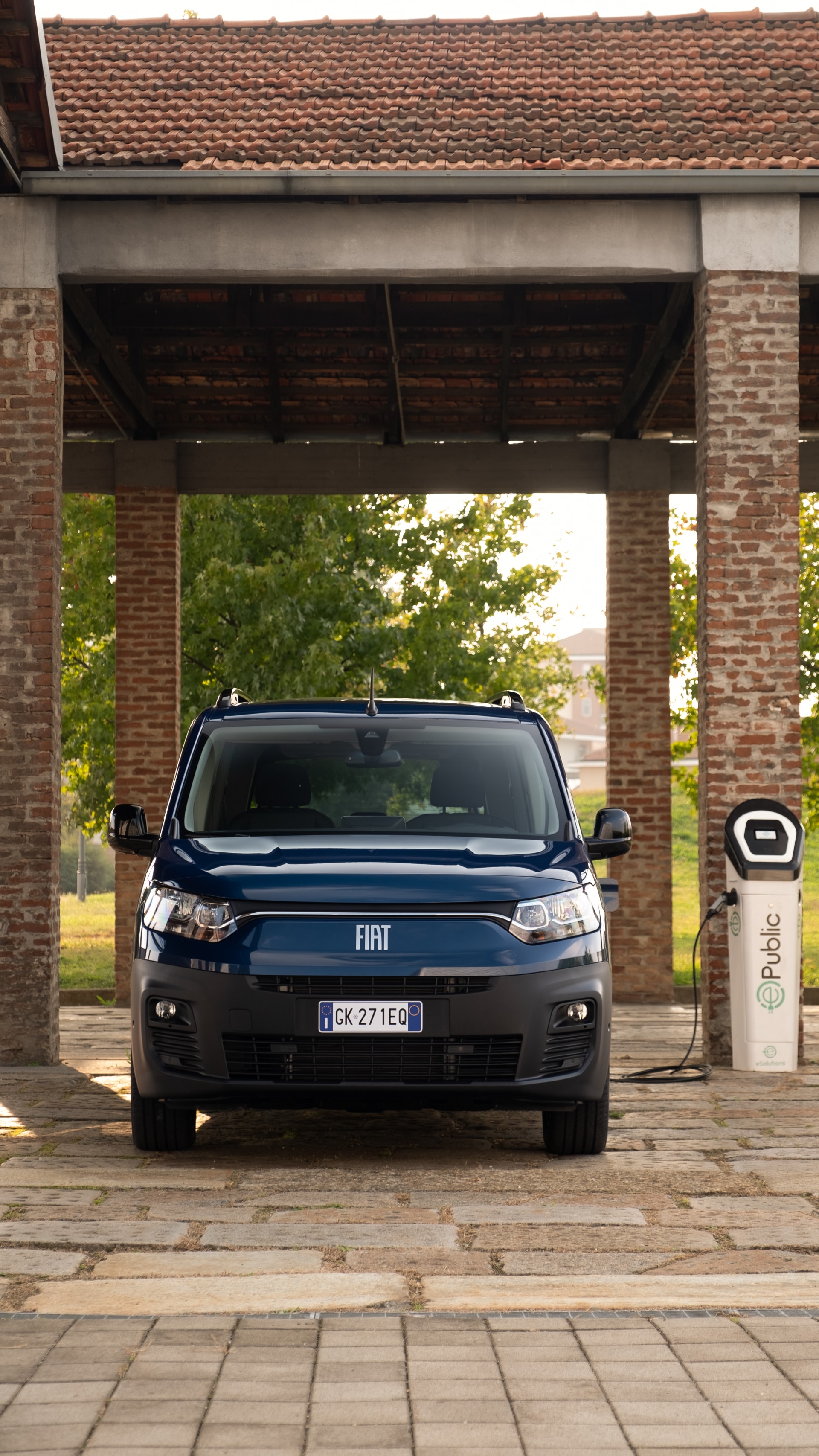 Imagen frontal del Fiat Dobló eléctrico con punto de recarga visible.