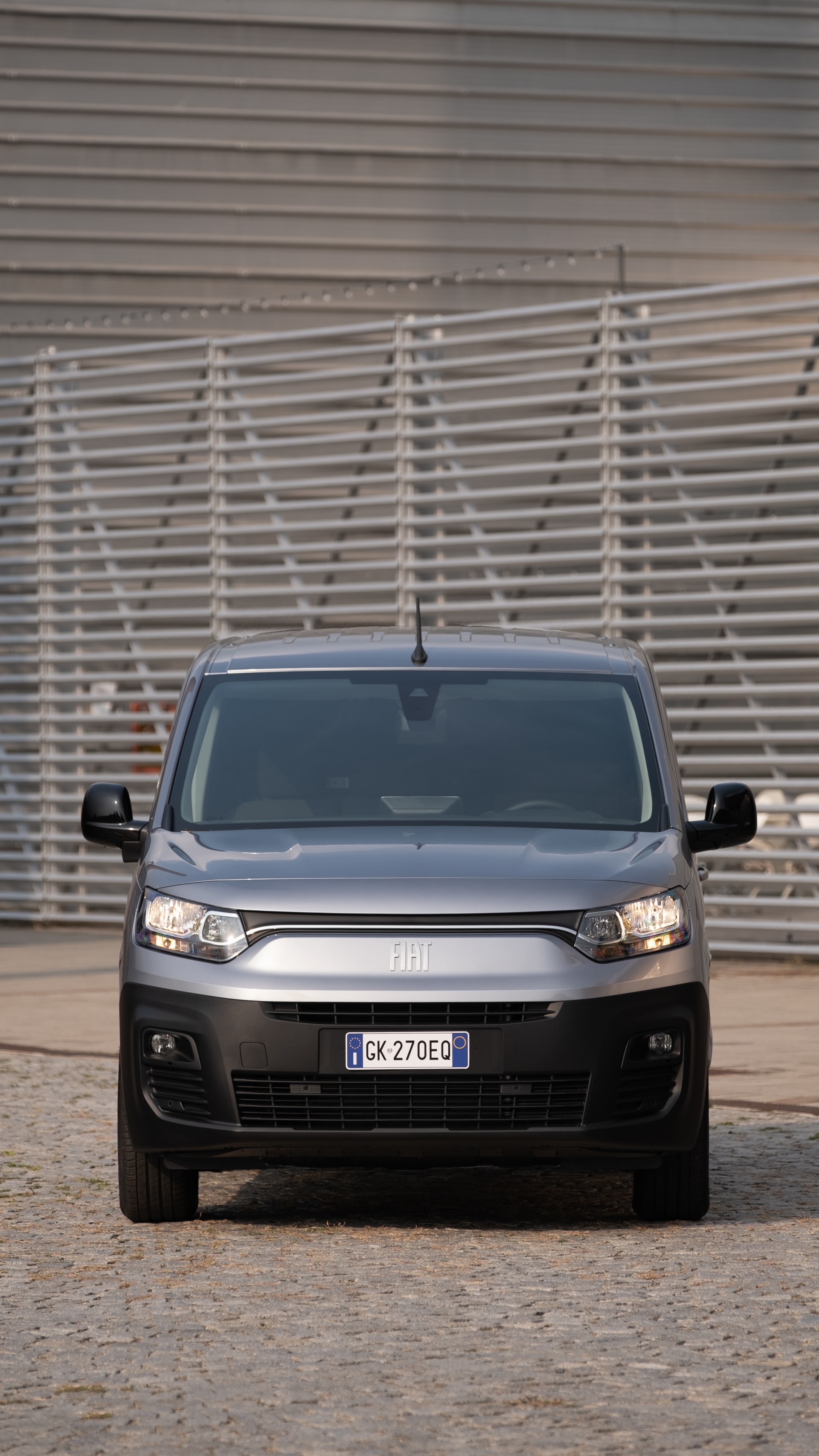 Perfil lateral del Fiat Dobló eléctrico destacando su adaptabilidad urbana.