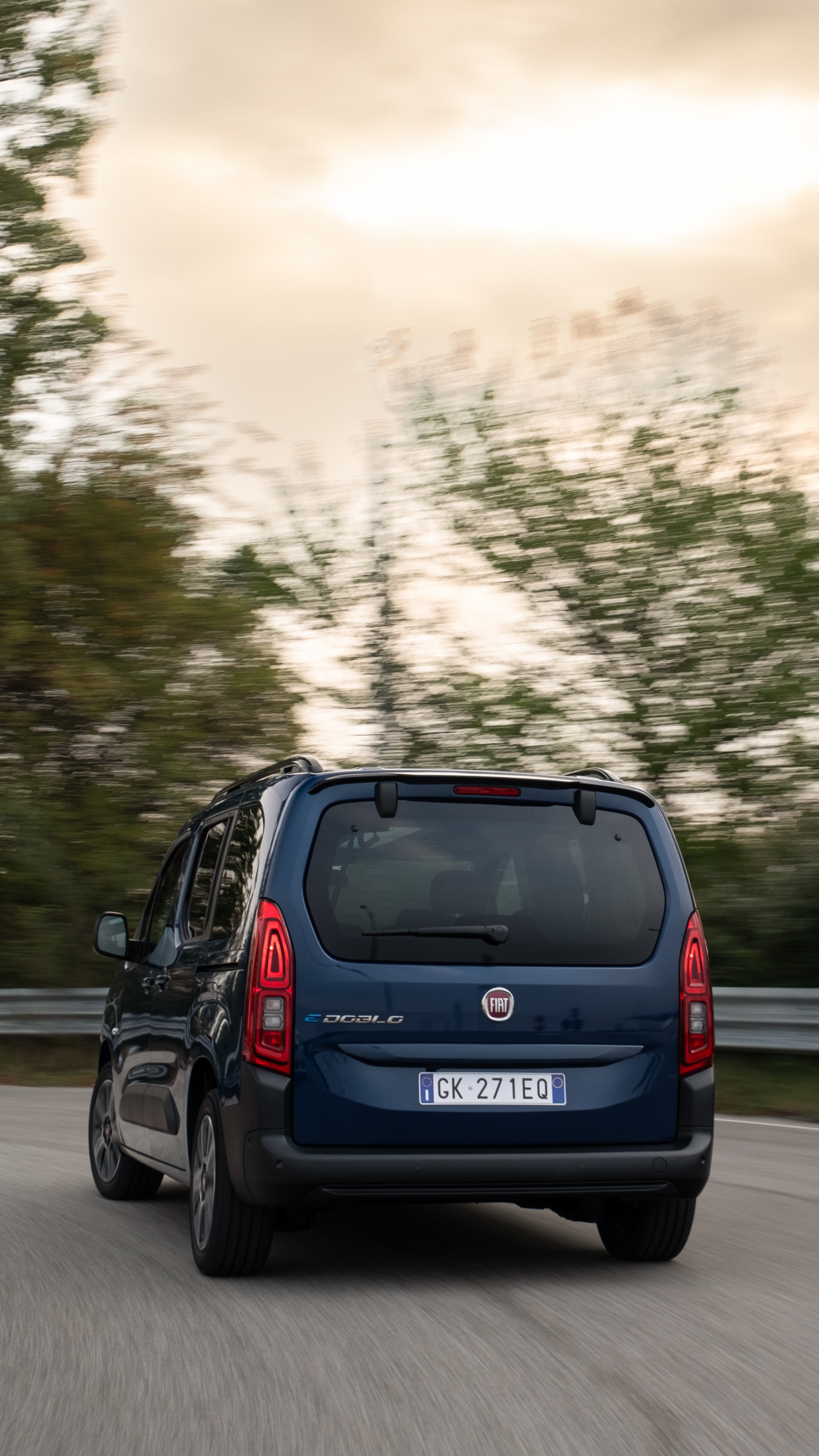 Fiat Doblò eléctrico en movimiento visto desde atrás.