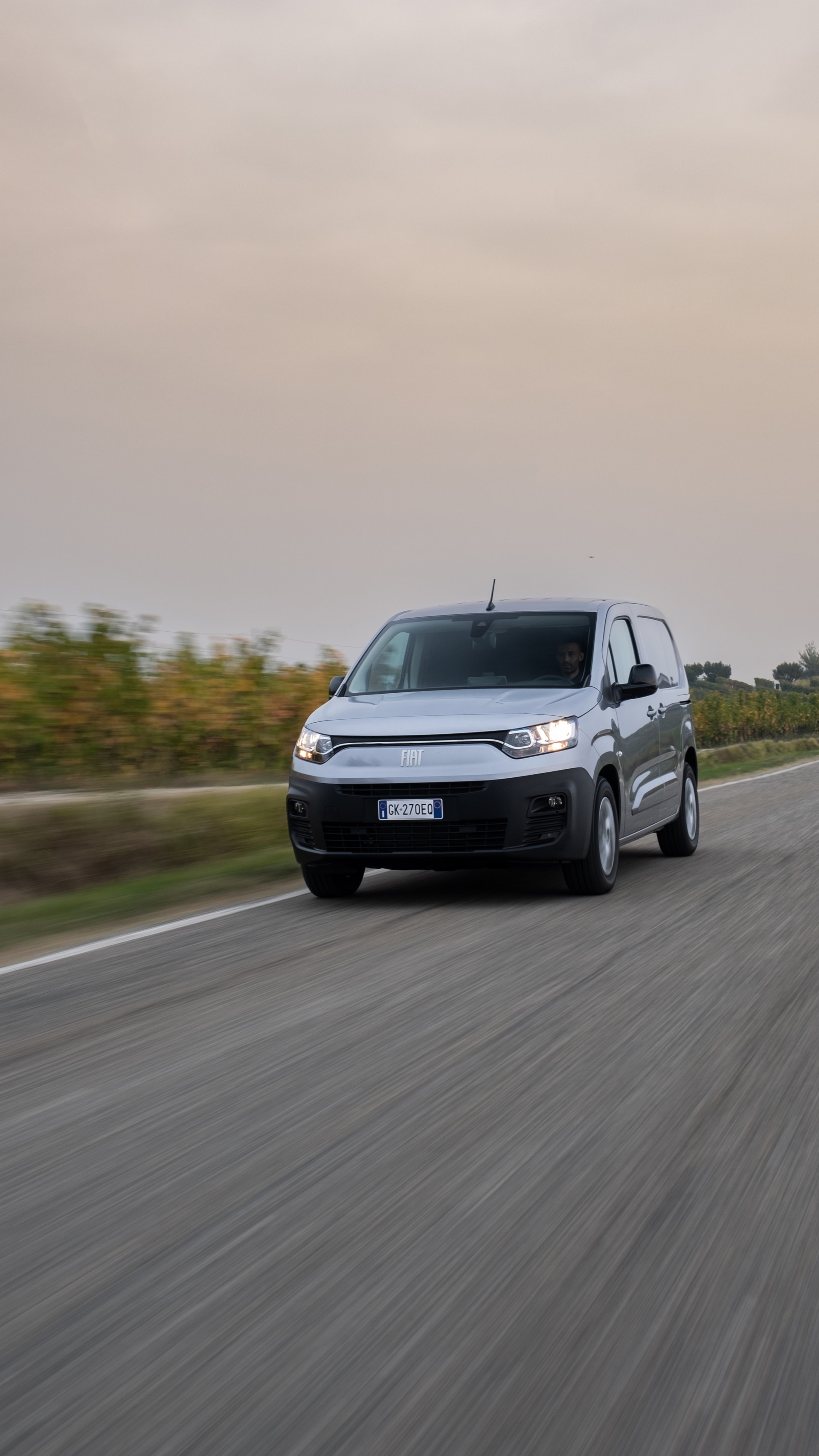 La vanguardia del Fiat Dobló eléctrico capturada en una ruta abierta.