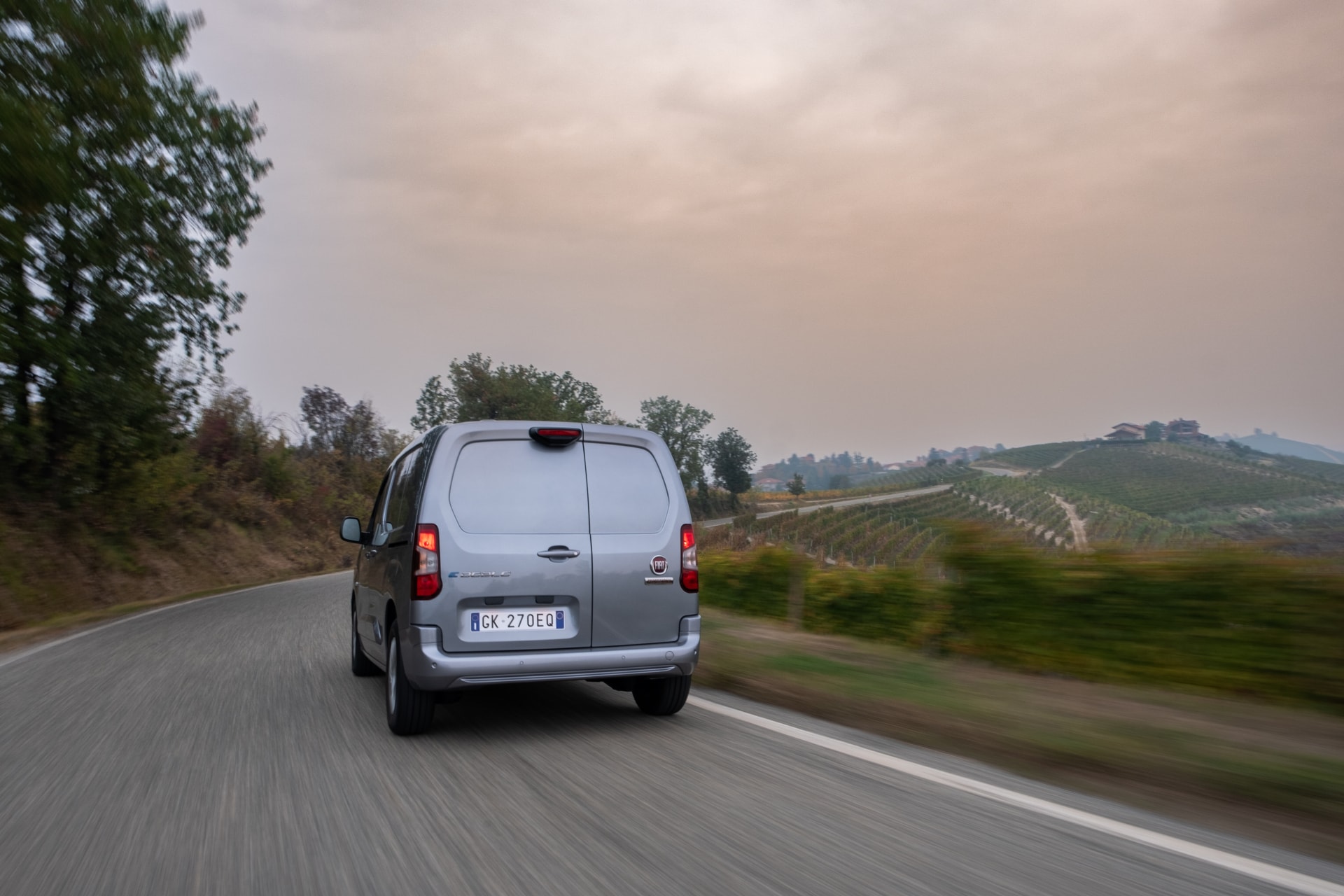 Vista trasera del Fiat Dobló eléctrico en movimiento.